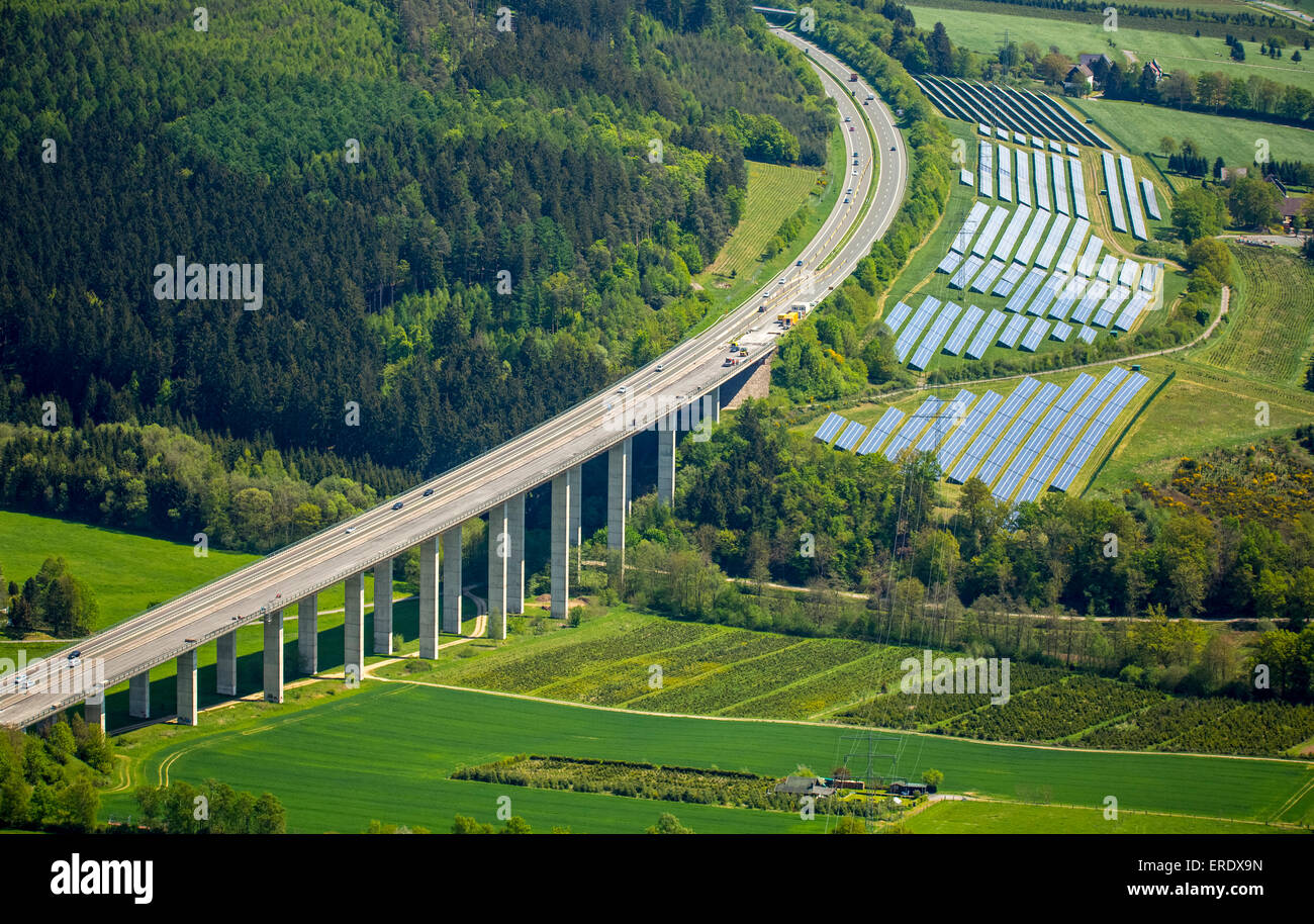 Viadukt von der A46 mit Solarsystemen, Meschede, Sauerland, Nordrhein-Westfalen, Deutschland Stockfoto