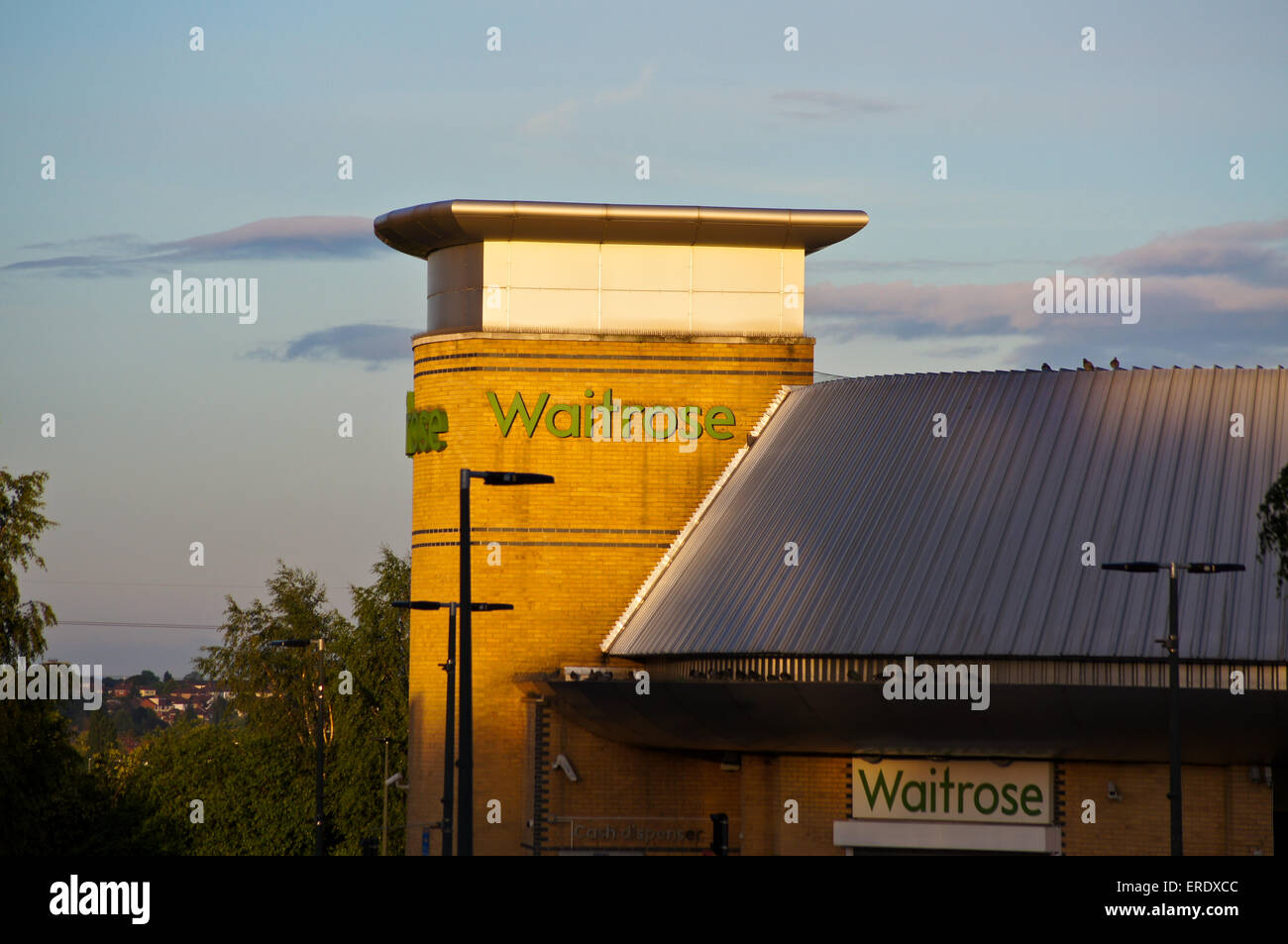 Außenseite des Waitrose-Supermarkt bei Sonnenuntergang, South Woodford, London, England Stockfoto