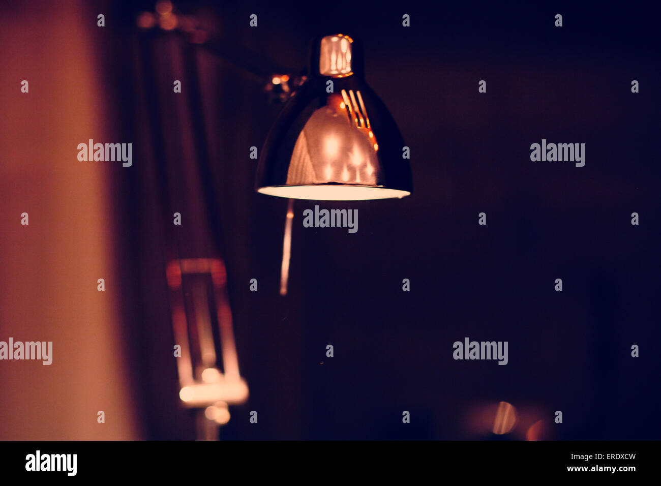 In der Nacht beleuchteten Schreibtischleuchte hautnah Stockfoto