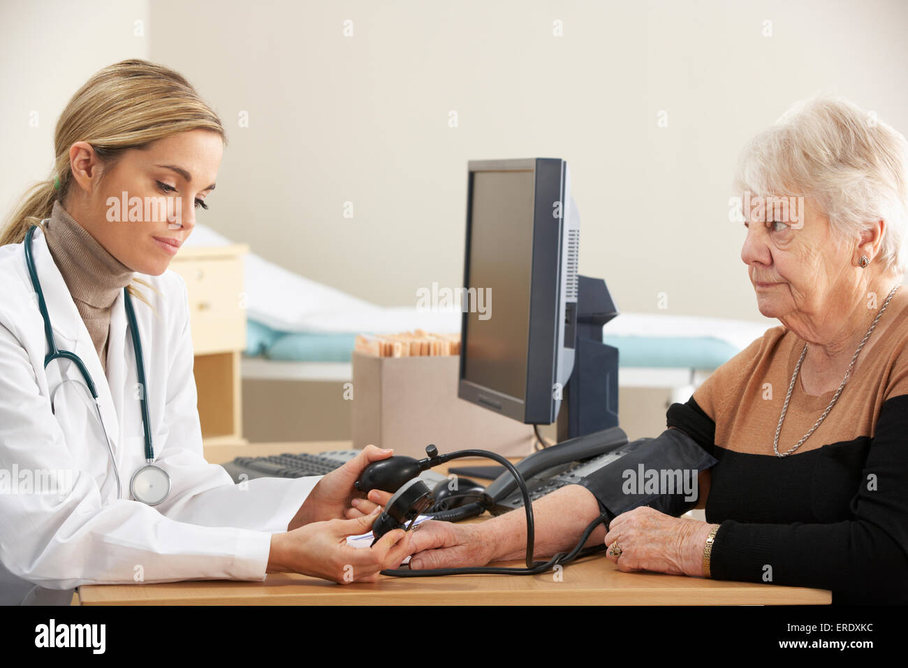 Arzt nehmen ältere Frau Blutdruck Stockfoto