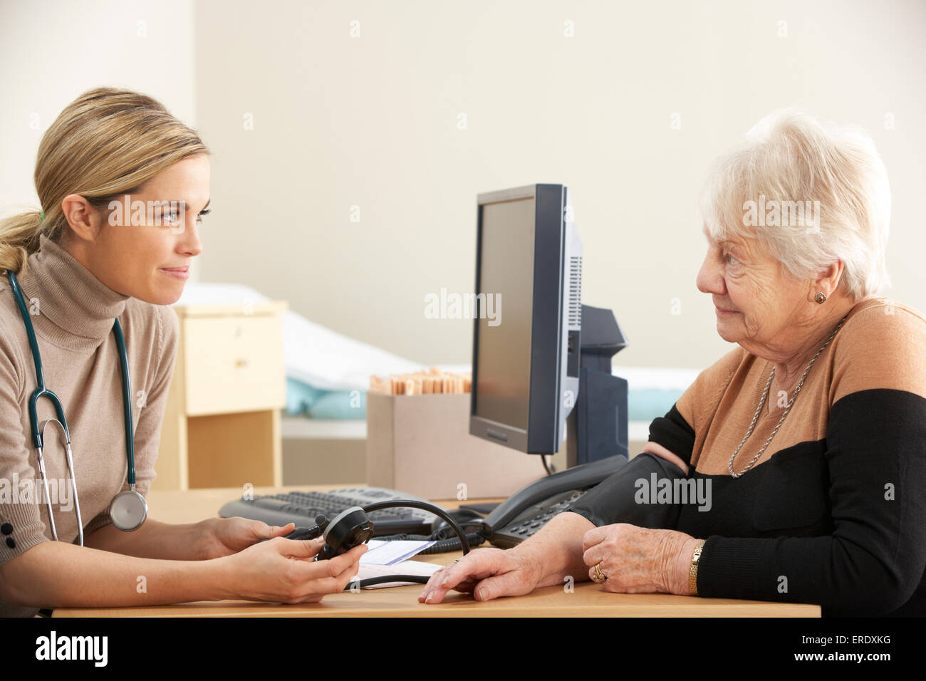 Arzt nehmen ältere Frau Blutdruck Stockfoto