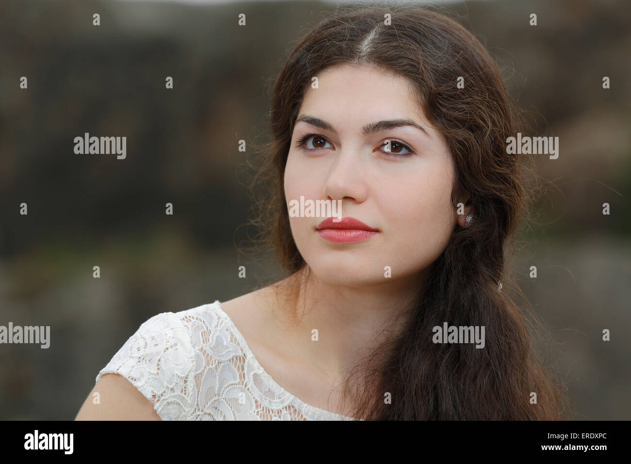 Junge Frau mit langen braunen Haaren, Porträt Stockfoto