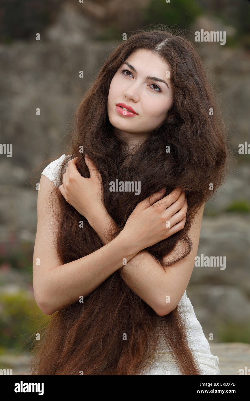 Junge Frau mit langen braunen Haaren Stockfoto