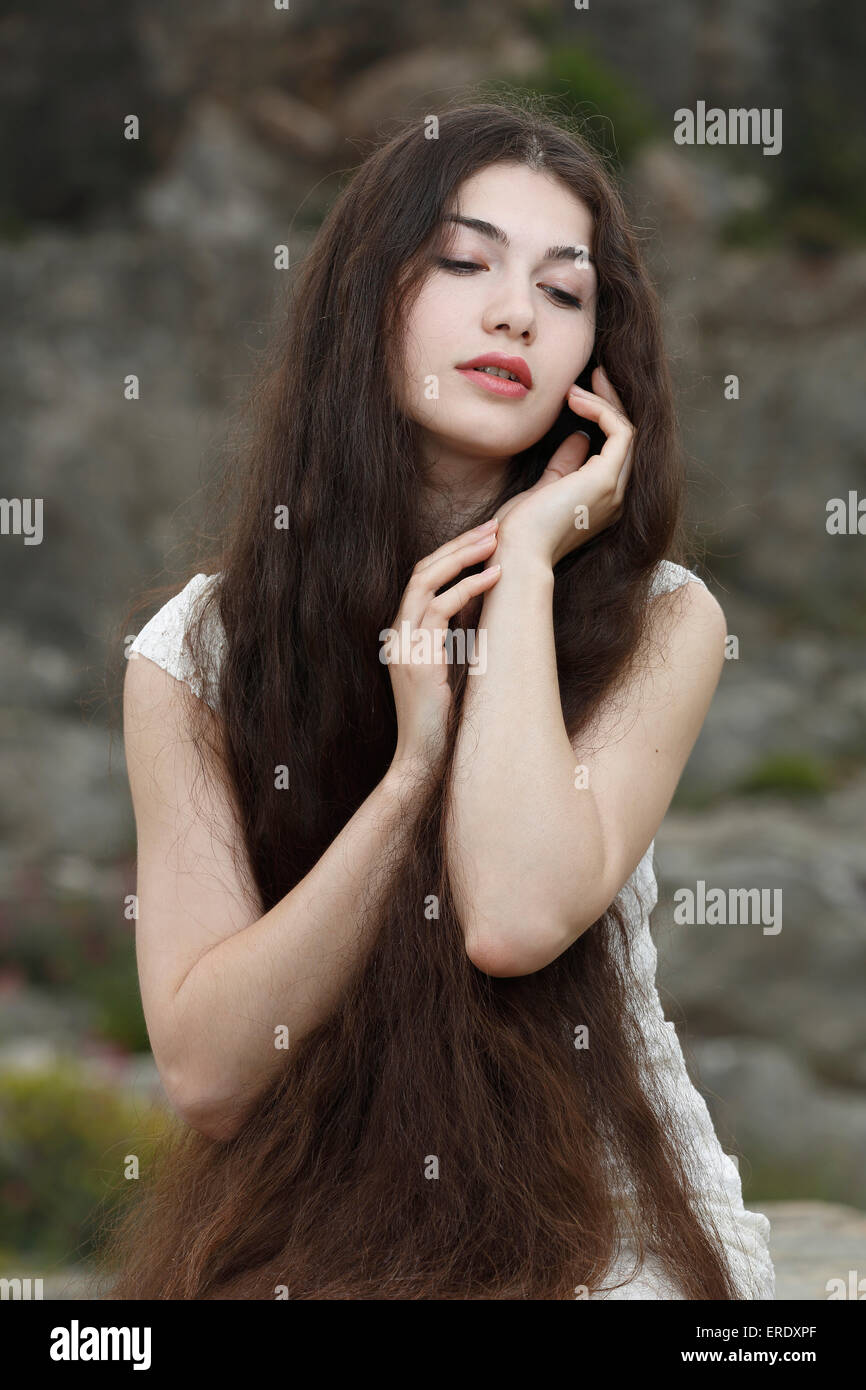 Junge Frau mit langen braunen Haaren Stockfoto