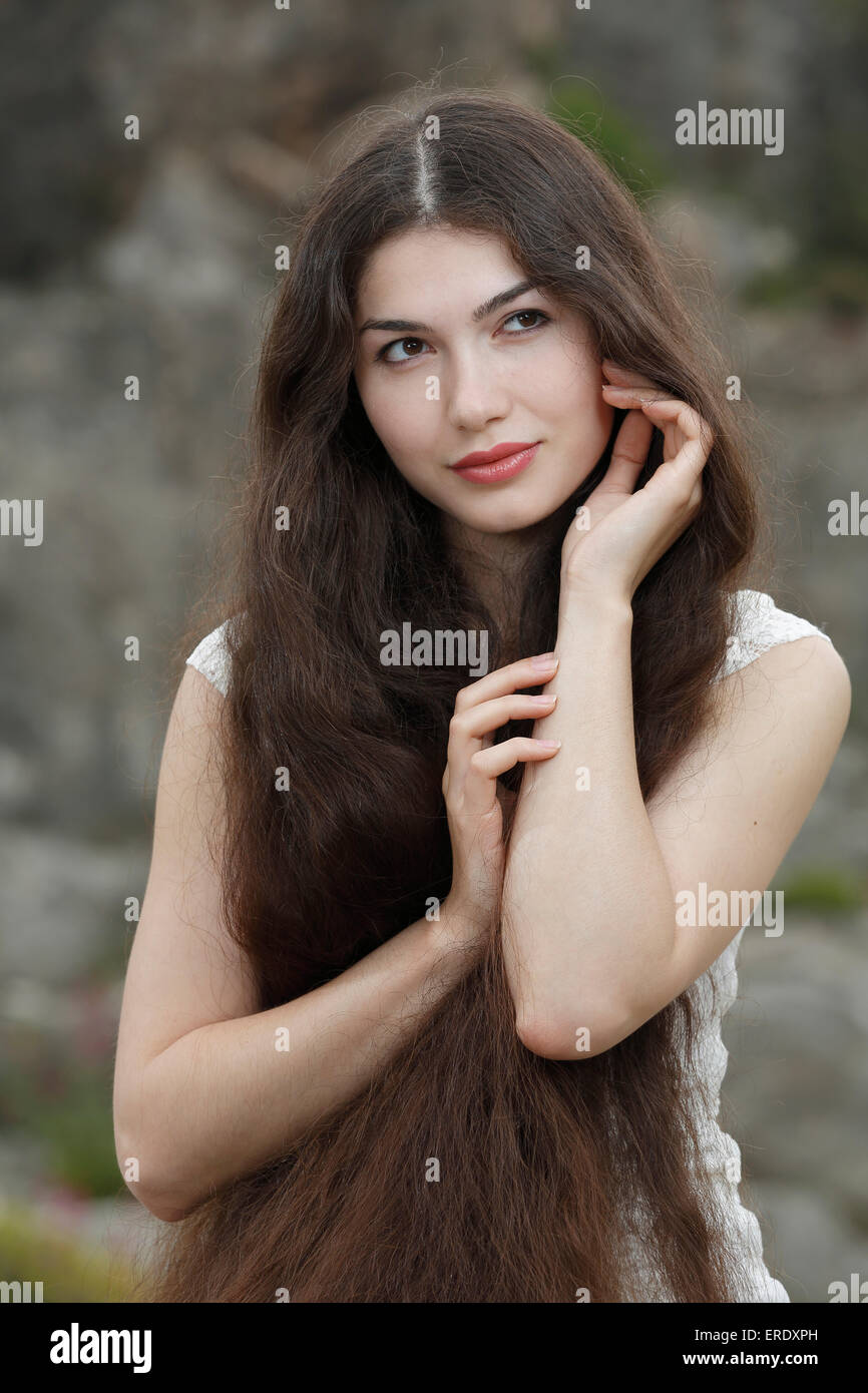 Junge Frau mit langen braunen Haaren Stockfoto