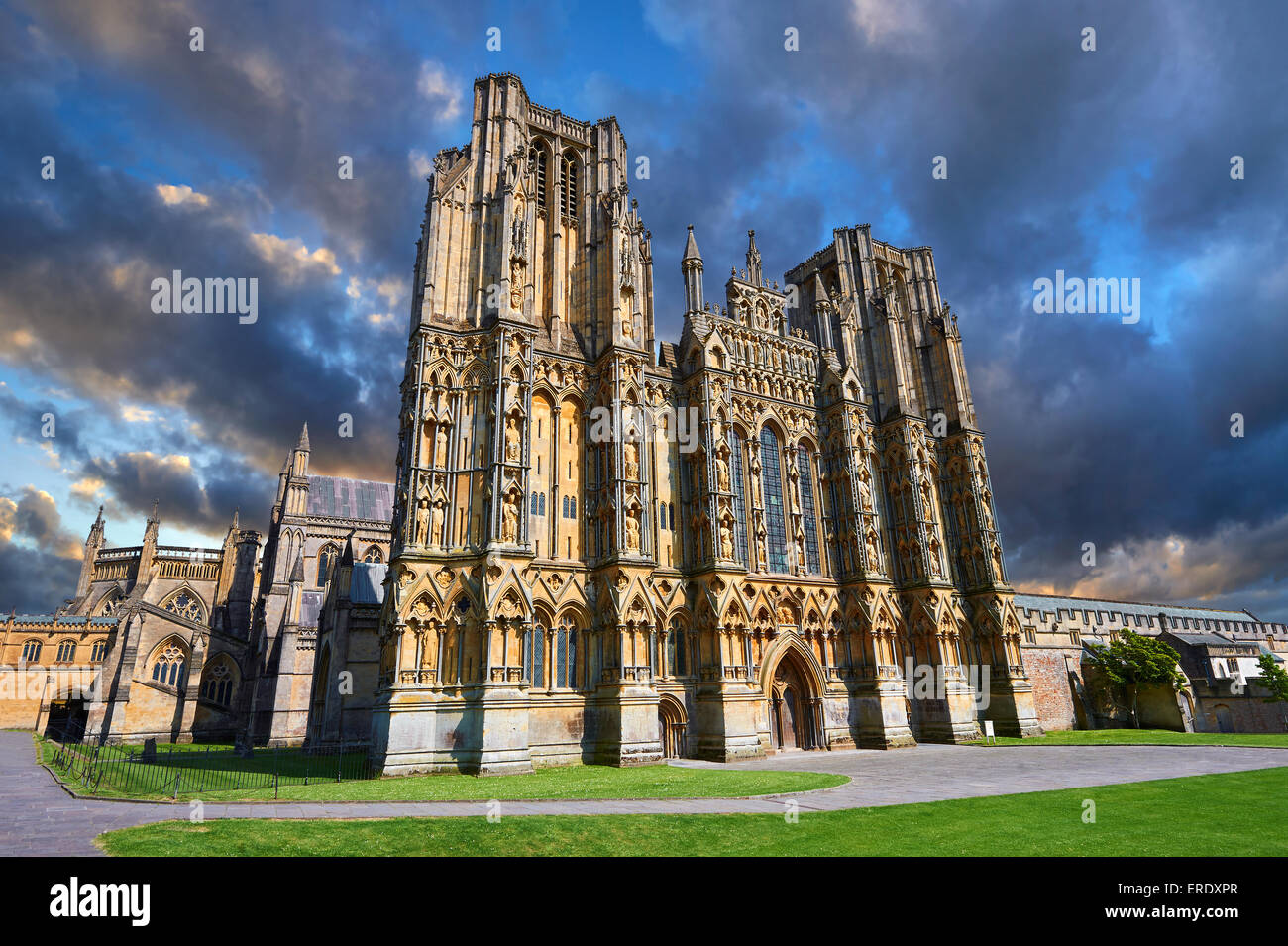 Die Fassade der mittelalterlichen Wells Cathedral in der frühen englischen gotischen Stil in 1175, Wells, Somerset, England Stockfoto