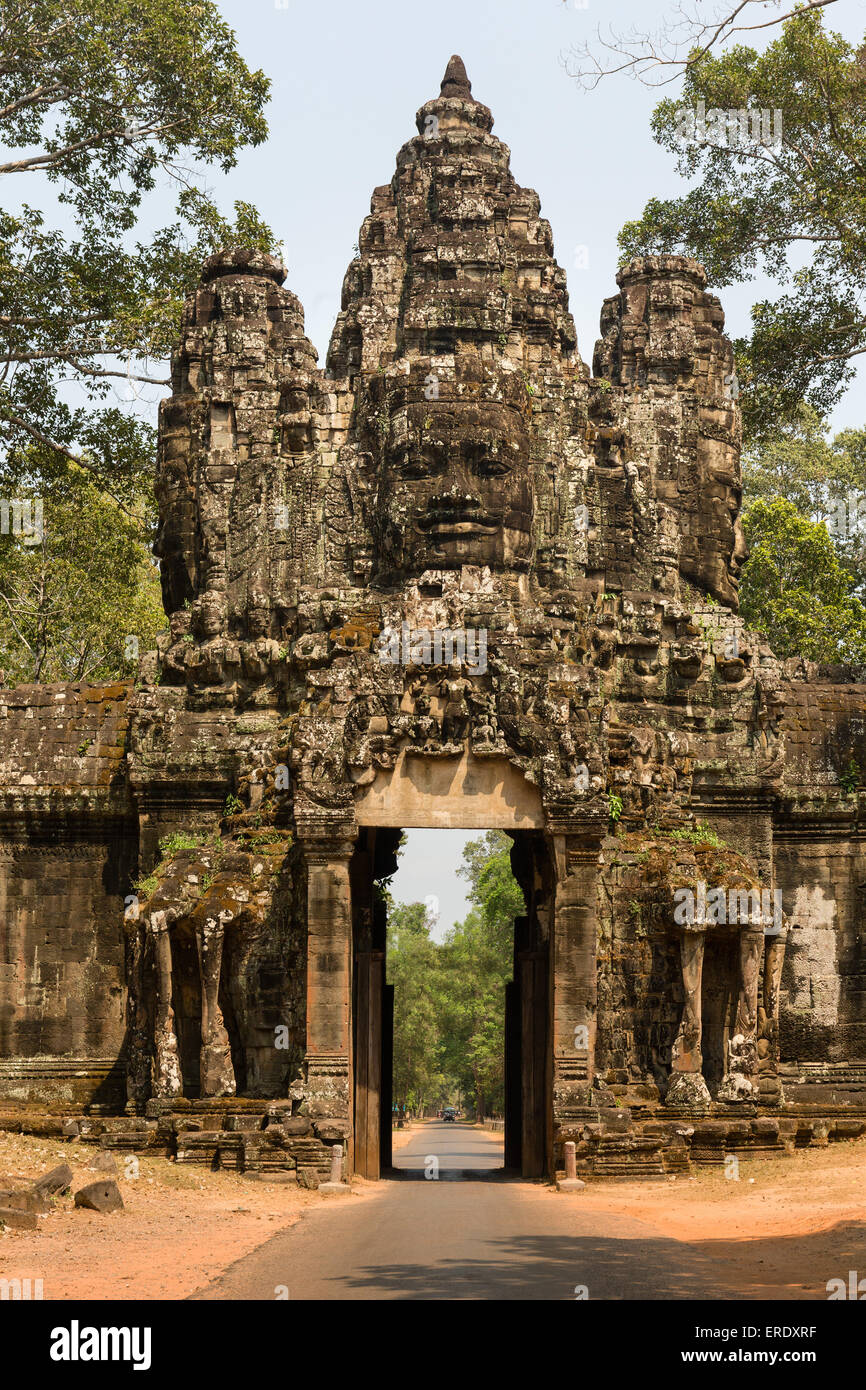 Siegestor im Osten von Angkor Thom, Avalokiteshvara Gesicht Tower, westliche Sicht, Angkor Thom, Siem Reap, Kambodscha Stockfoto