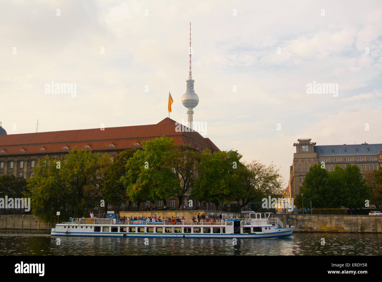 Sightseeing-Kreuzfahrt-Schiff vor Alexanderplatz, Bezirk Fluss Spree, Friedrichstadt, Mitte, Berlin-Mitte, Deutschland Stockfoto