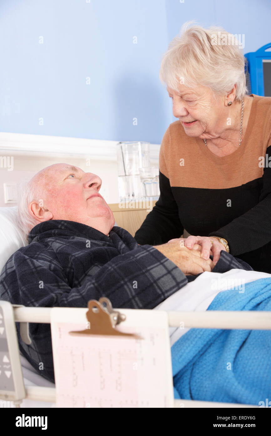 ältere frau im krankenhaus Fotos und Bildmaterial in hoher Auflösung Alamy