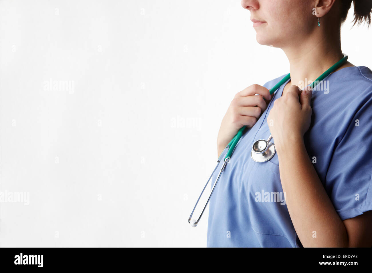 Ärztin mit Stethoskop beschnitten Studioaufnahme Stockfoto