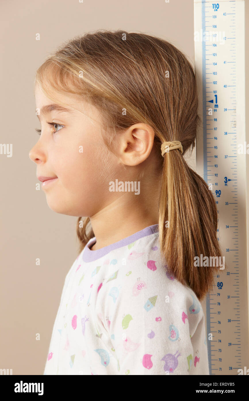 5 Jahre altes Mädchen, die Messung der Höhe Stockfoto