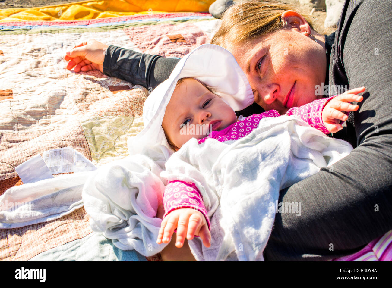 Nahaufnahme von kaukasischen Mutter und baby Mädchen Decke auflegen Stockfoto