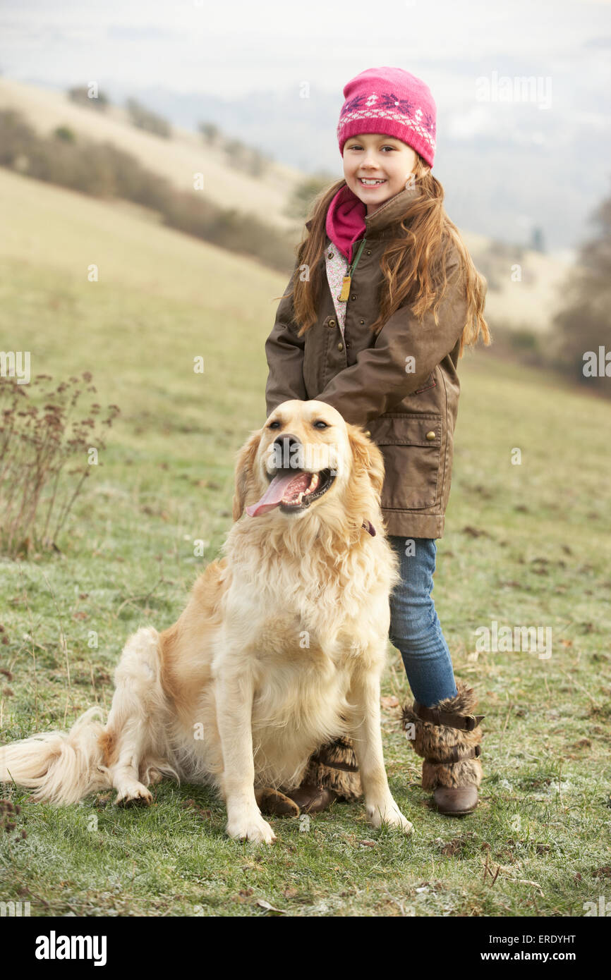 Mädchen über Land Wandern mit Hund im winter Stockfoto