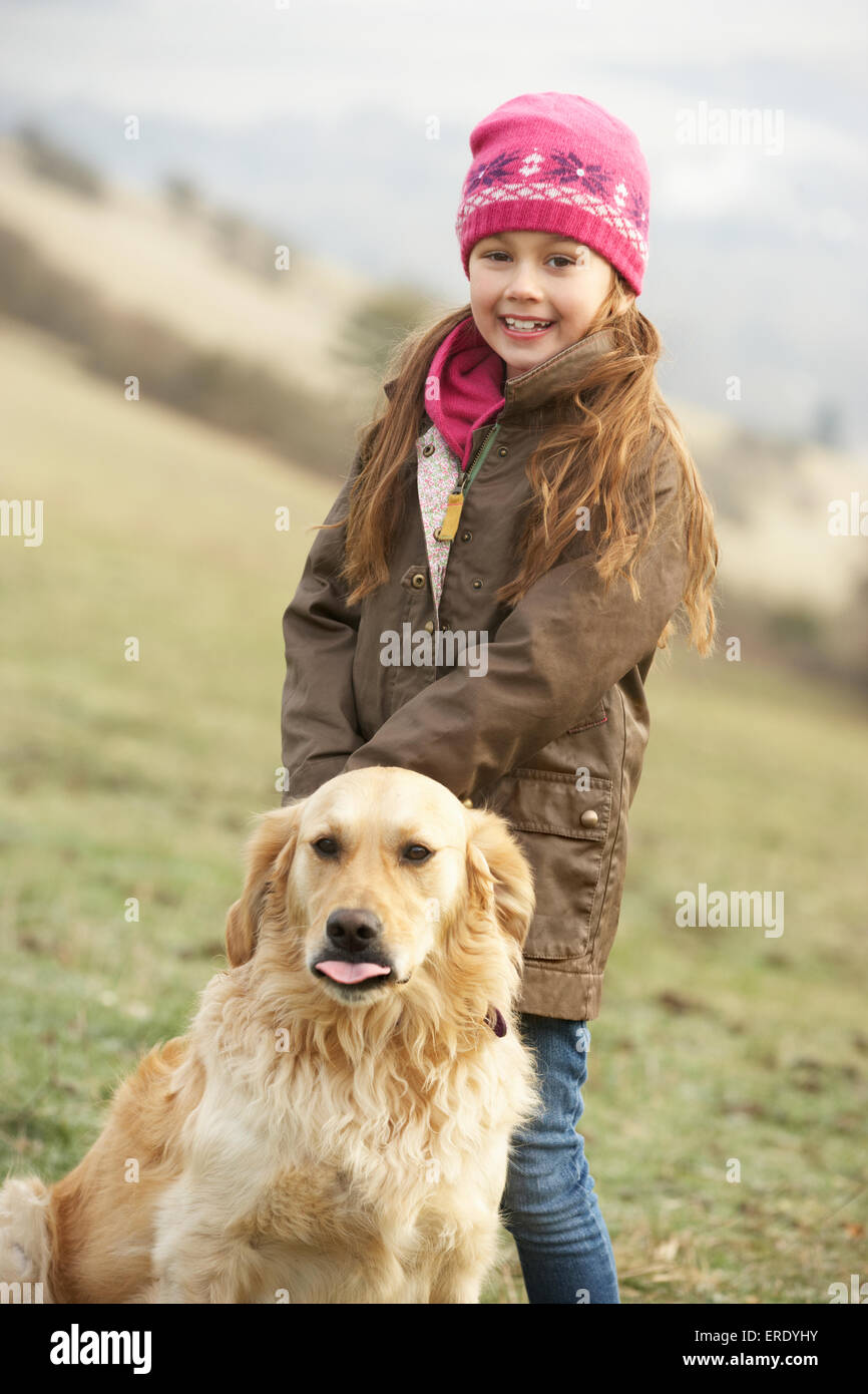 Mädchen über Land Wandern mit Hund im winter Stockfoto