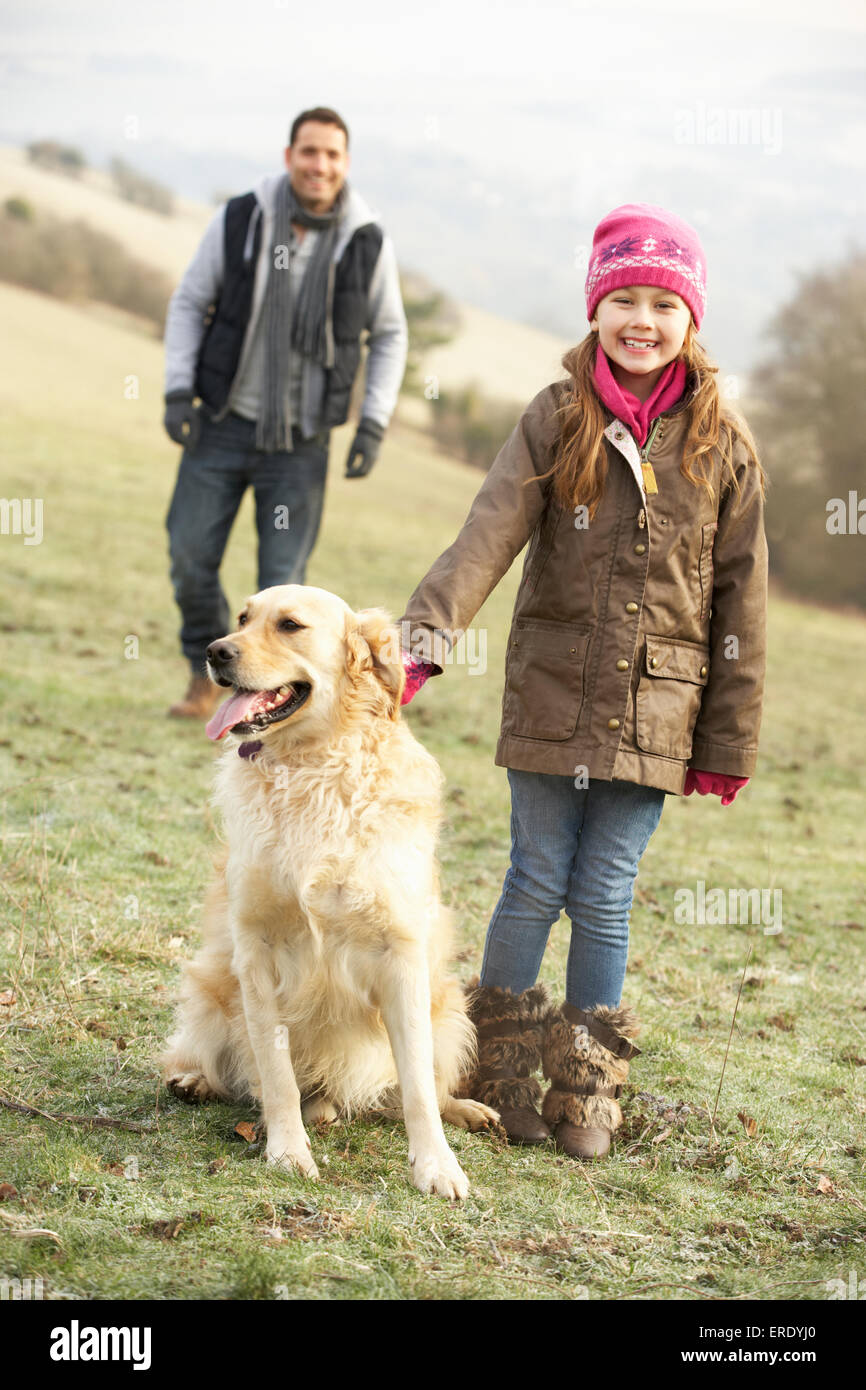 Vater und Tochter Spaziergang mit Hund im Land Stockfoto