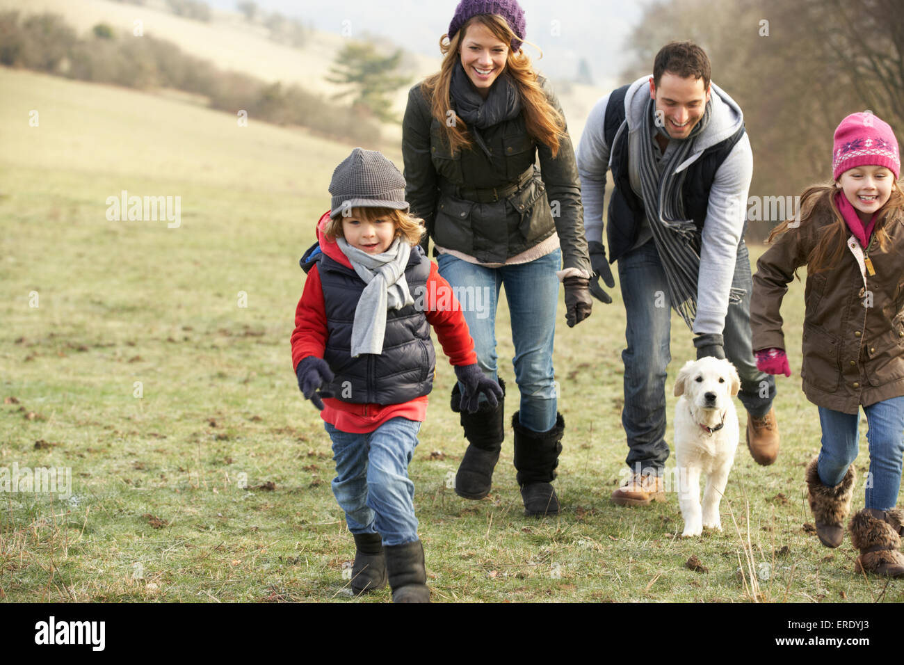 Familie und Hund mit Spaß im Land im winter Stockfoto