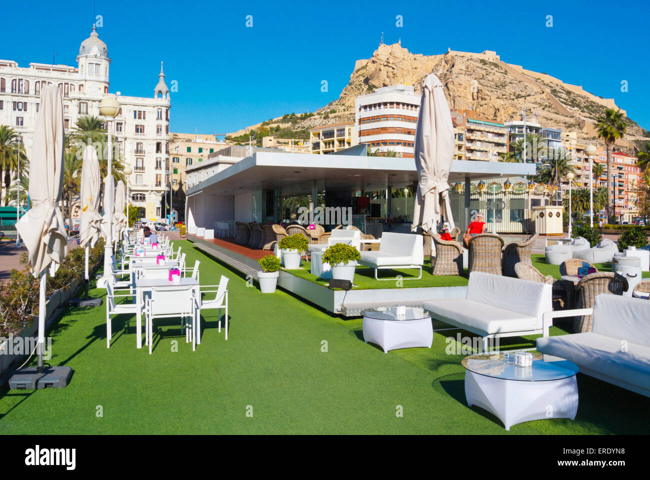 Cafe Plaza Puerto, durch den Hafen, Alacant, Alicante, Costa Blanca, Spanien Stockfoto