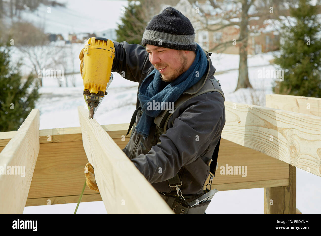 Kaukasische Zimmermann mit Bohrmaschine im winter Stockfoto