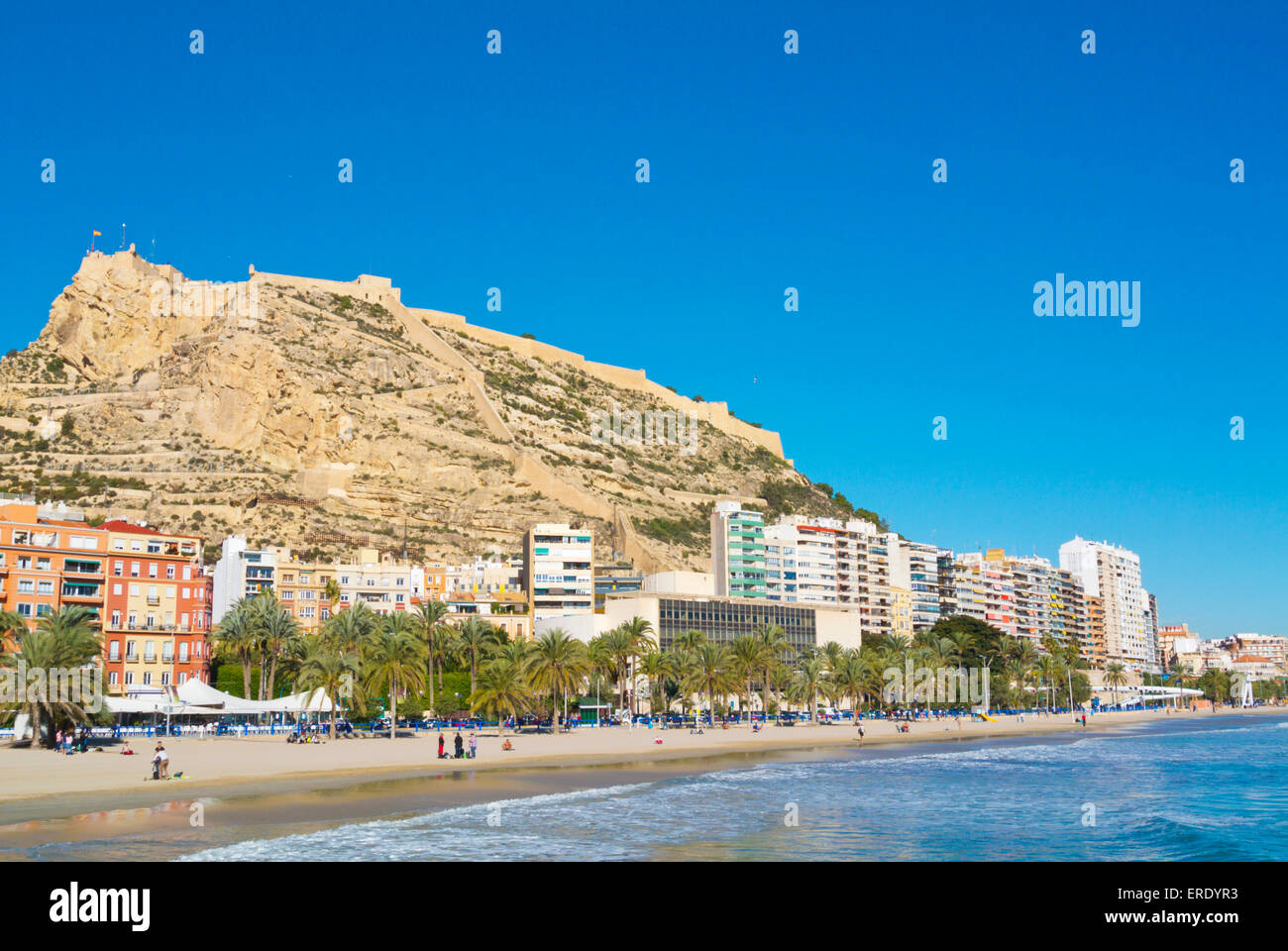 Playa del Postiguet, mit Santa Barbara Burg im Hintergrund, Alacant, Costa Blanca, Alicante, Spanien Stockfoto