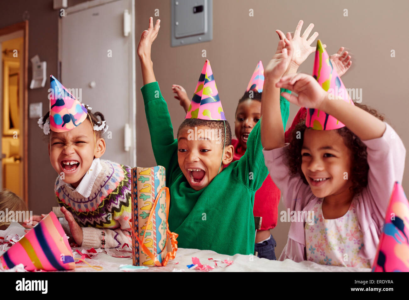 Kinder jubeln auf party Stockfoto