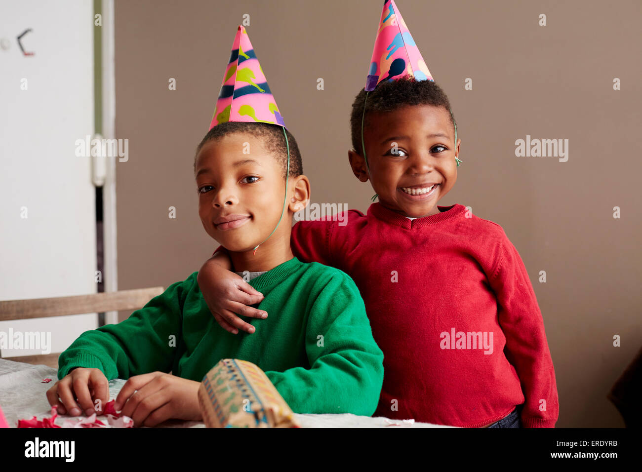 Schwarze jungen lächelnd in Partyhüte Stockfoto