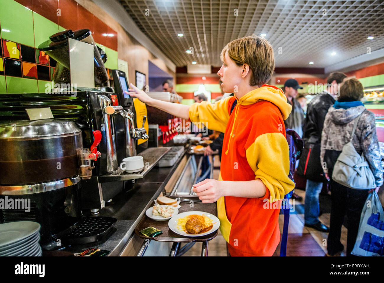 Kaukasische Frau bekommen Frühstück in der cafeteria Stockfoto