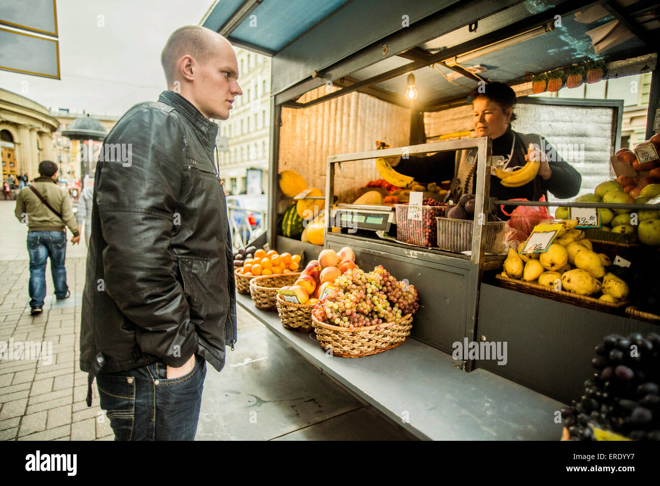 Kaukasischen Mann Kauf Produkte an Obst-kiosk Stockfoto