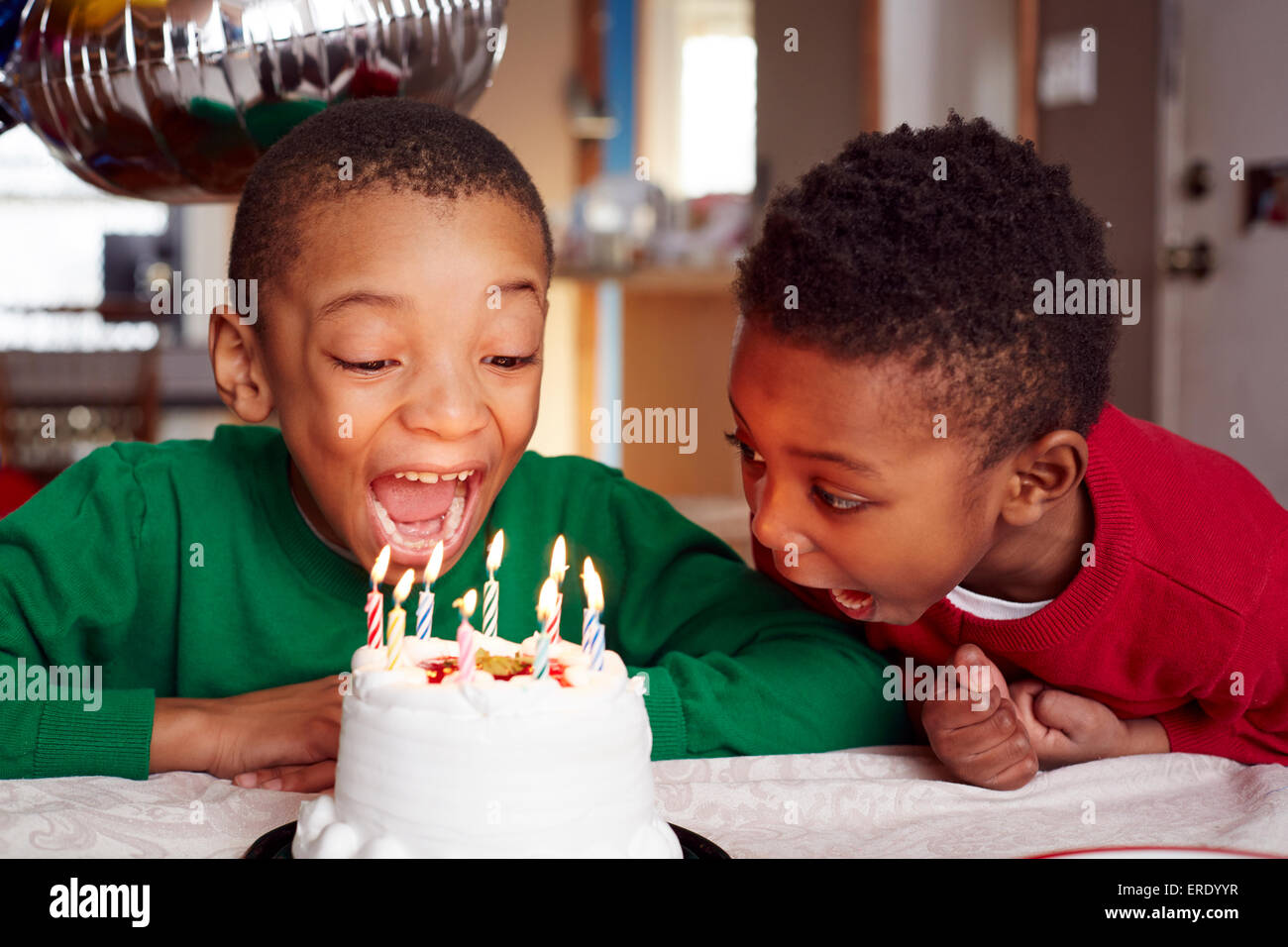 Schwarze jungen Ausblasen Kuchen Kerzen auf party Stockfoto