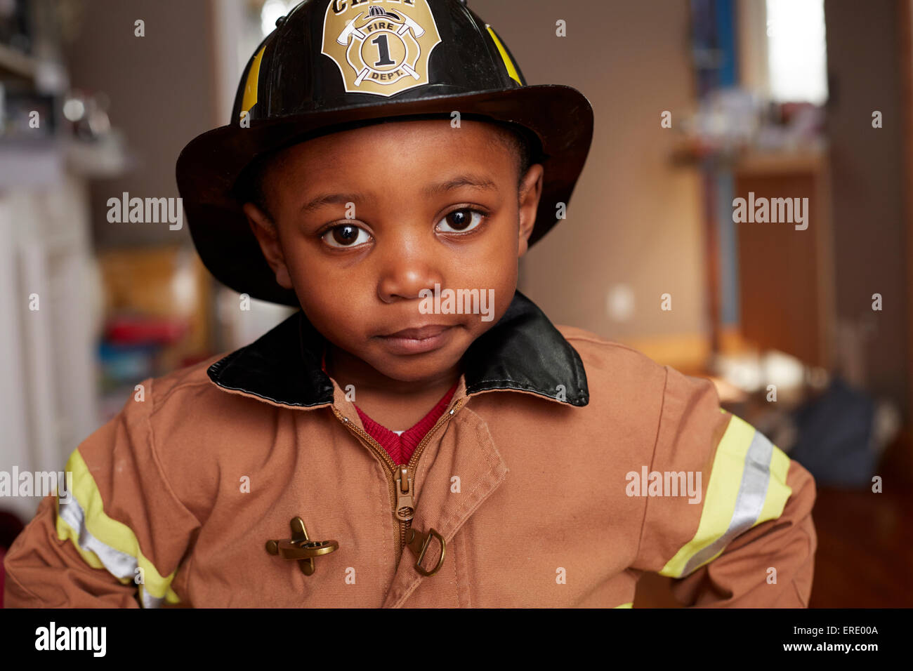 Schwarzer Junge Feuerwehrmann Halloween-Kostüm Stockfoto
