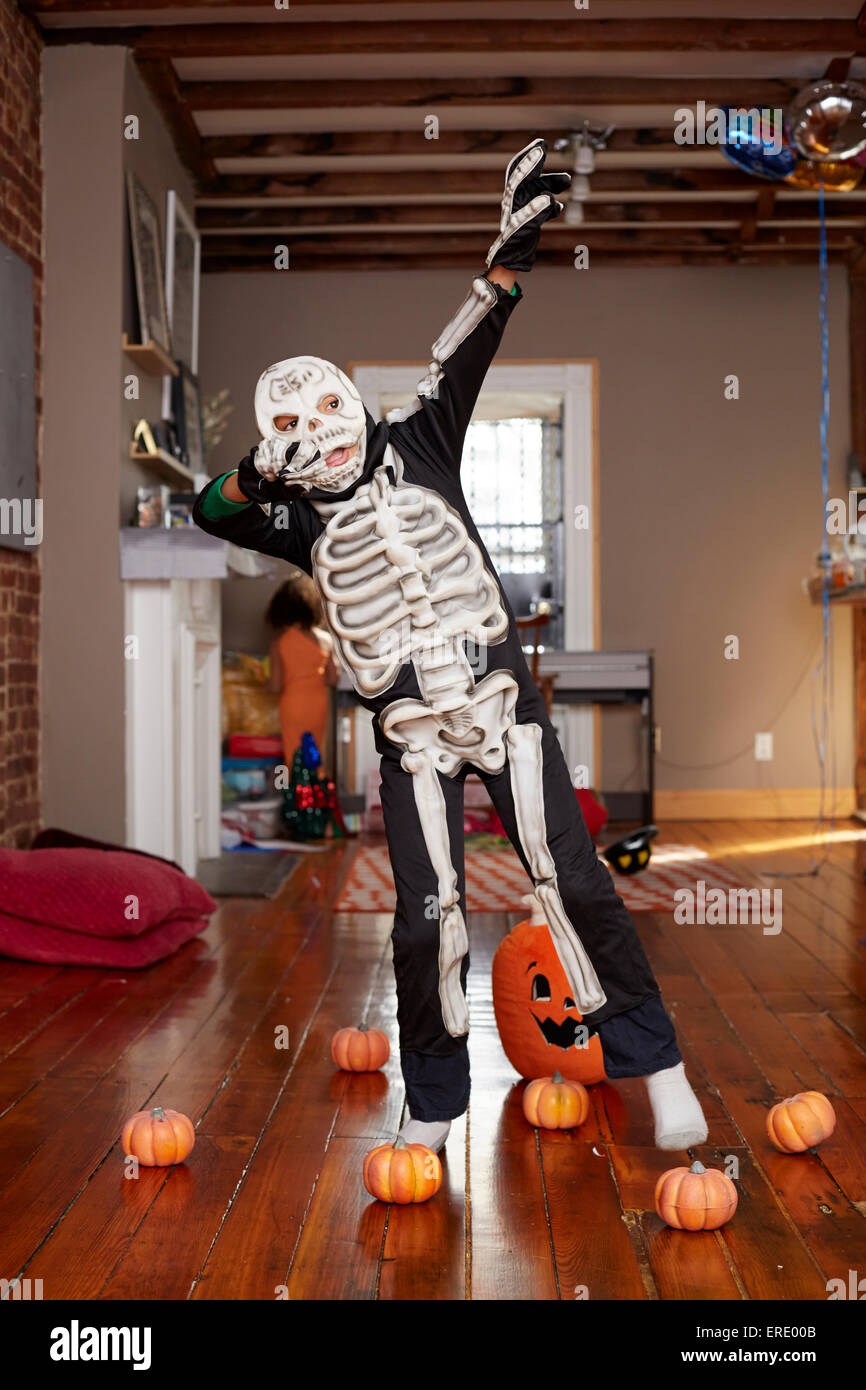 Schwarzer Junge Skelett Halloween-Kostüm Stockfoto