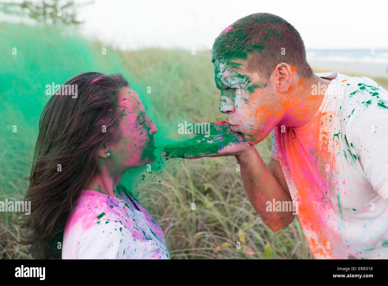 Kaukasischen Mann bläst Farbe Pulver auf Freundin Stockfoto