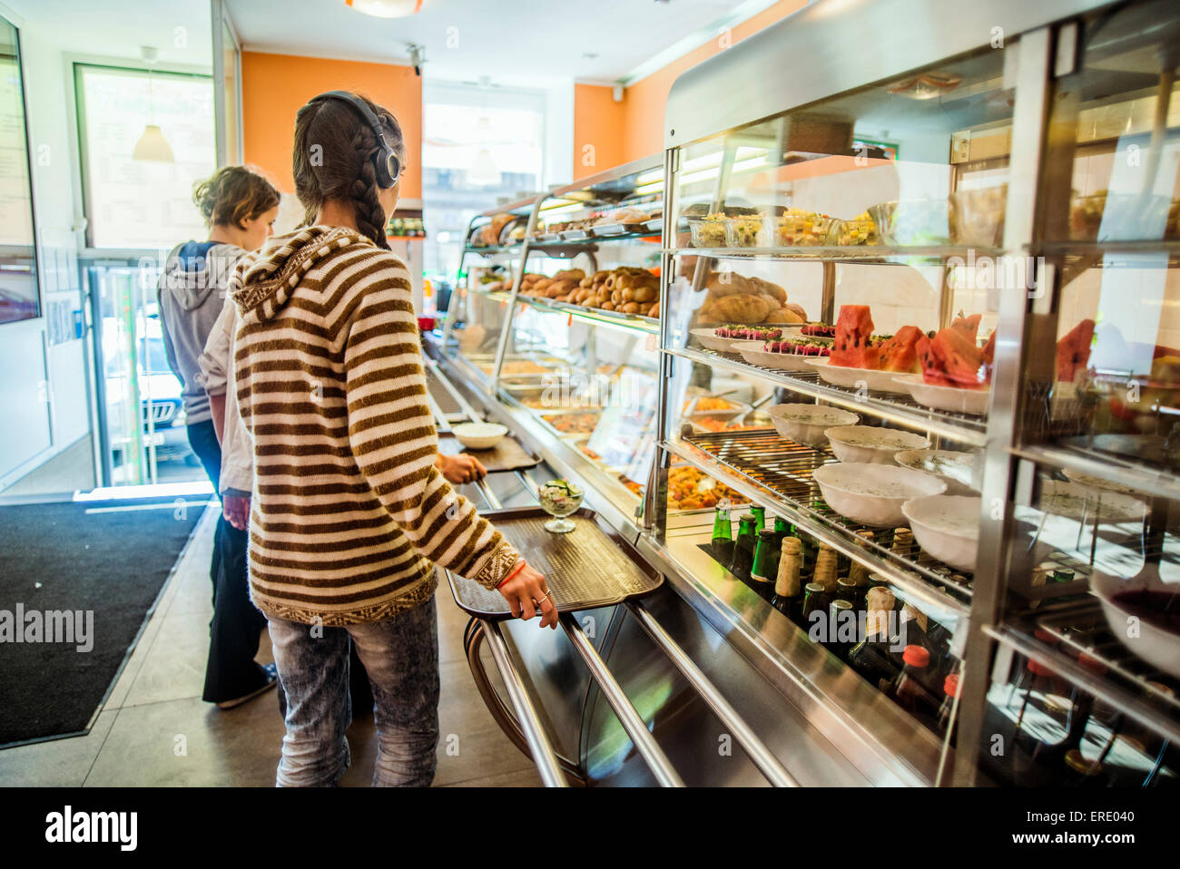 Kaukasische Menschen Kauf von Nahrungsmitteln in cafeteria Stockfoto