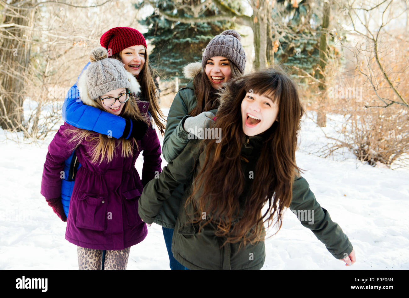 Kaukasische Mädchen spielen in schneebedecktes Feld Stockfoto