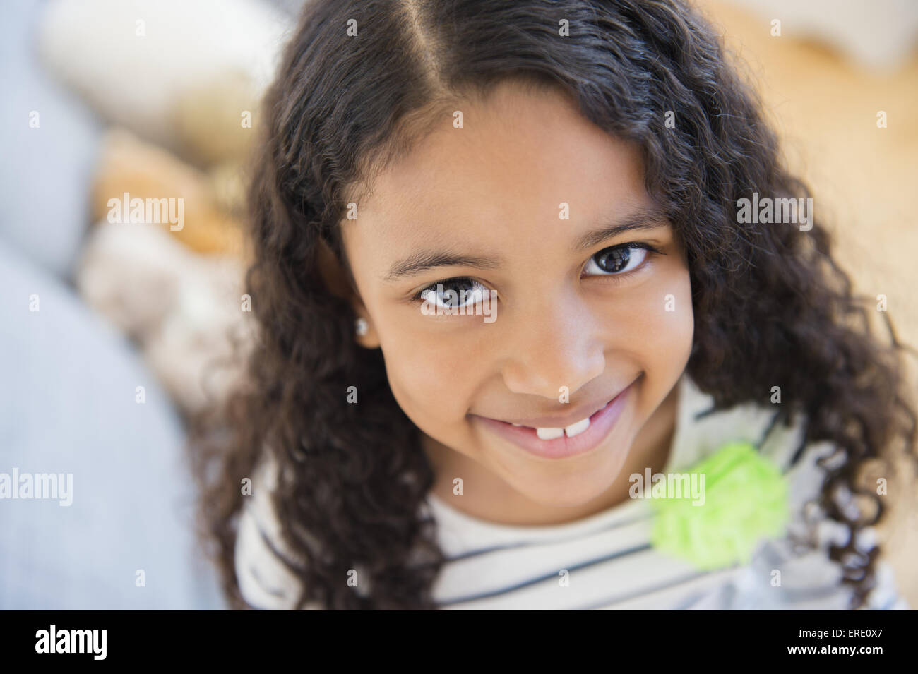 Nahaufnahme von Mischlinge Mädchen lächelnd Stockfoto