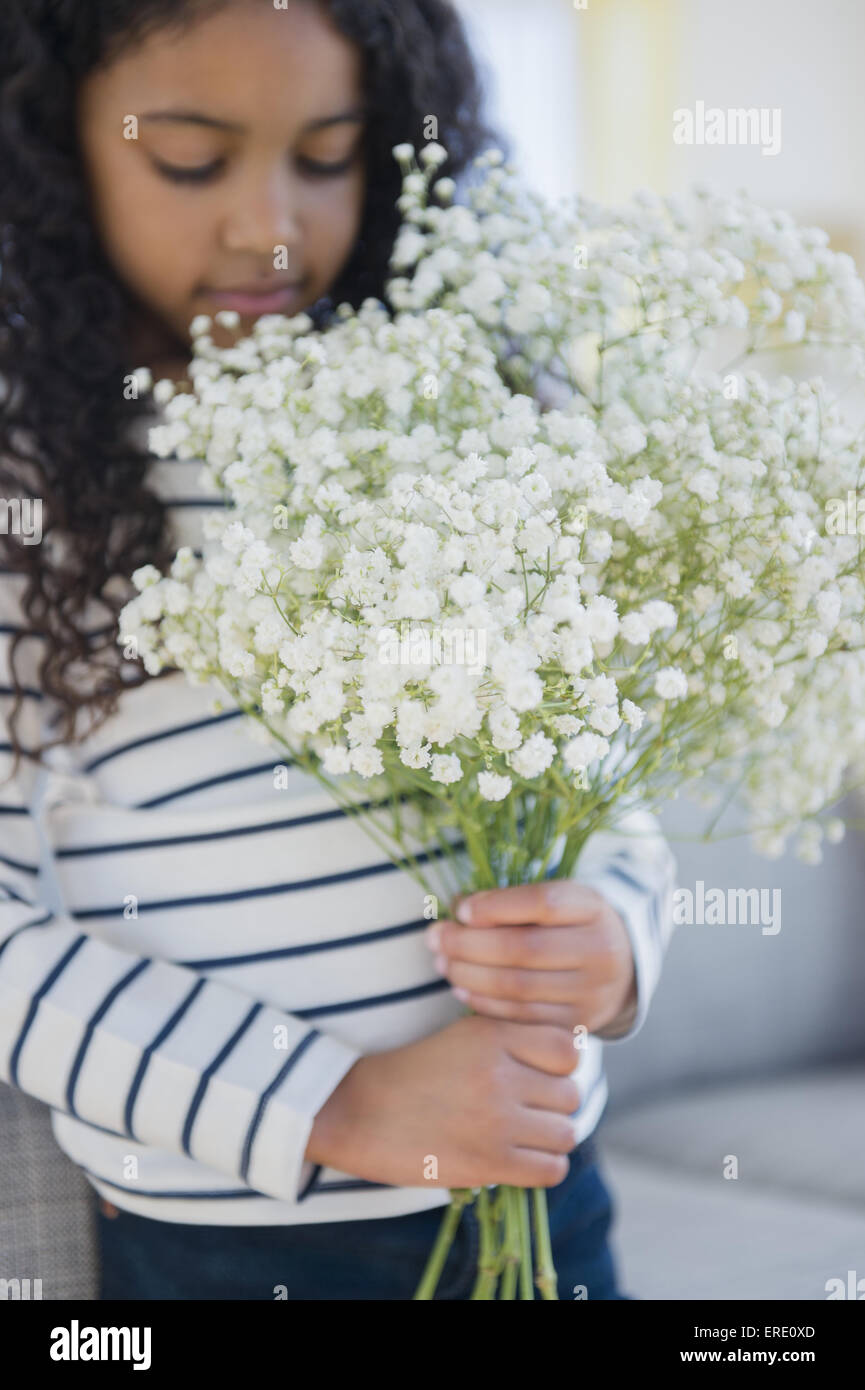 Gemischte Rassen Mädchen mit Blumenstrauss Stockfoto