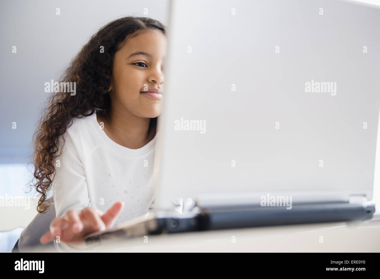 Nahaufnahme von Mischlinge Mädchen mit laptop Stockfoto