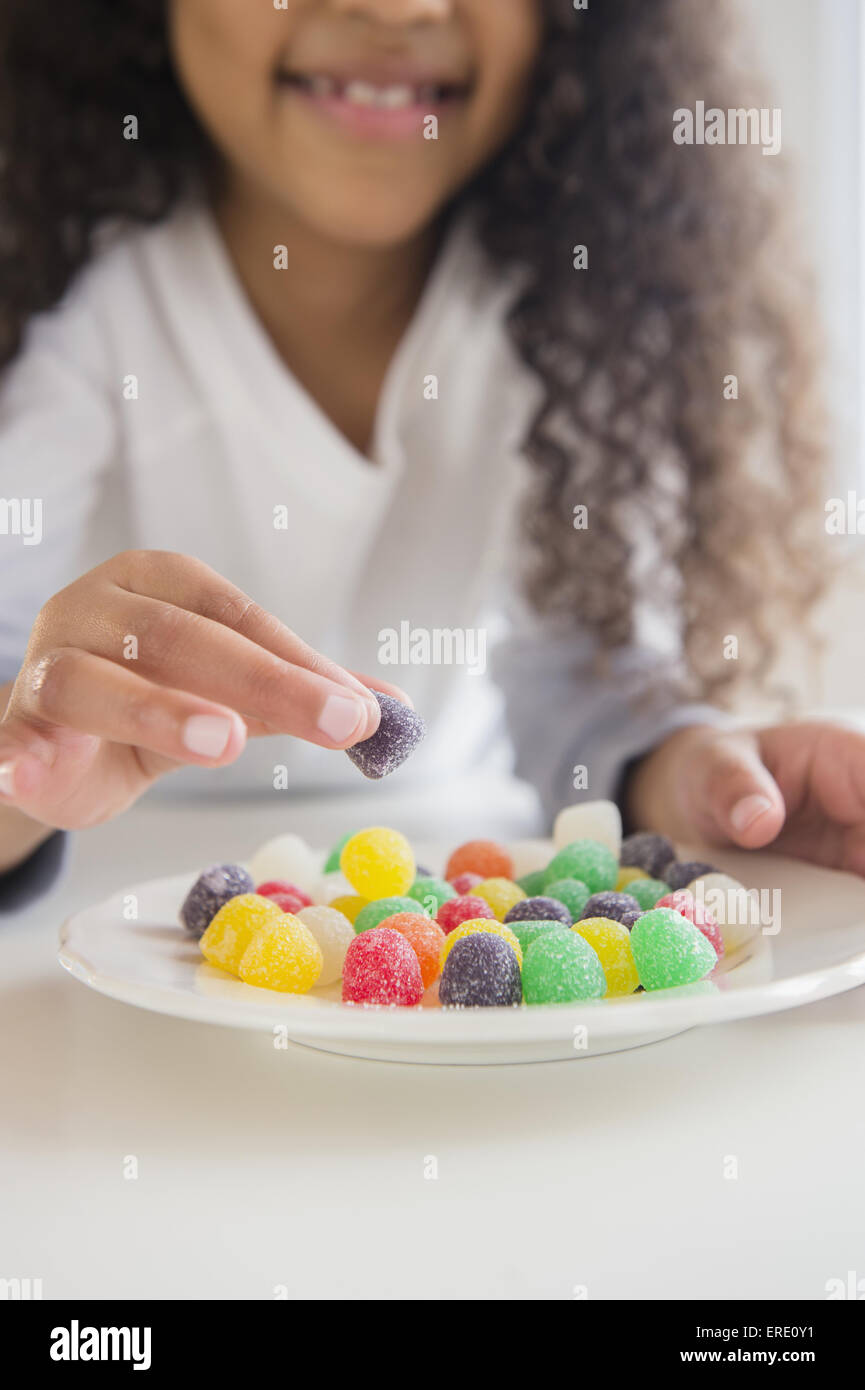 Nahaufnahme von Mischlinge Mädchen essen Gummibärchen Stockfoto
