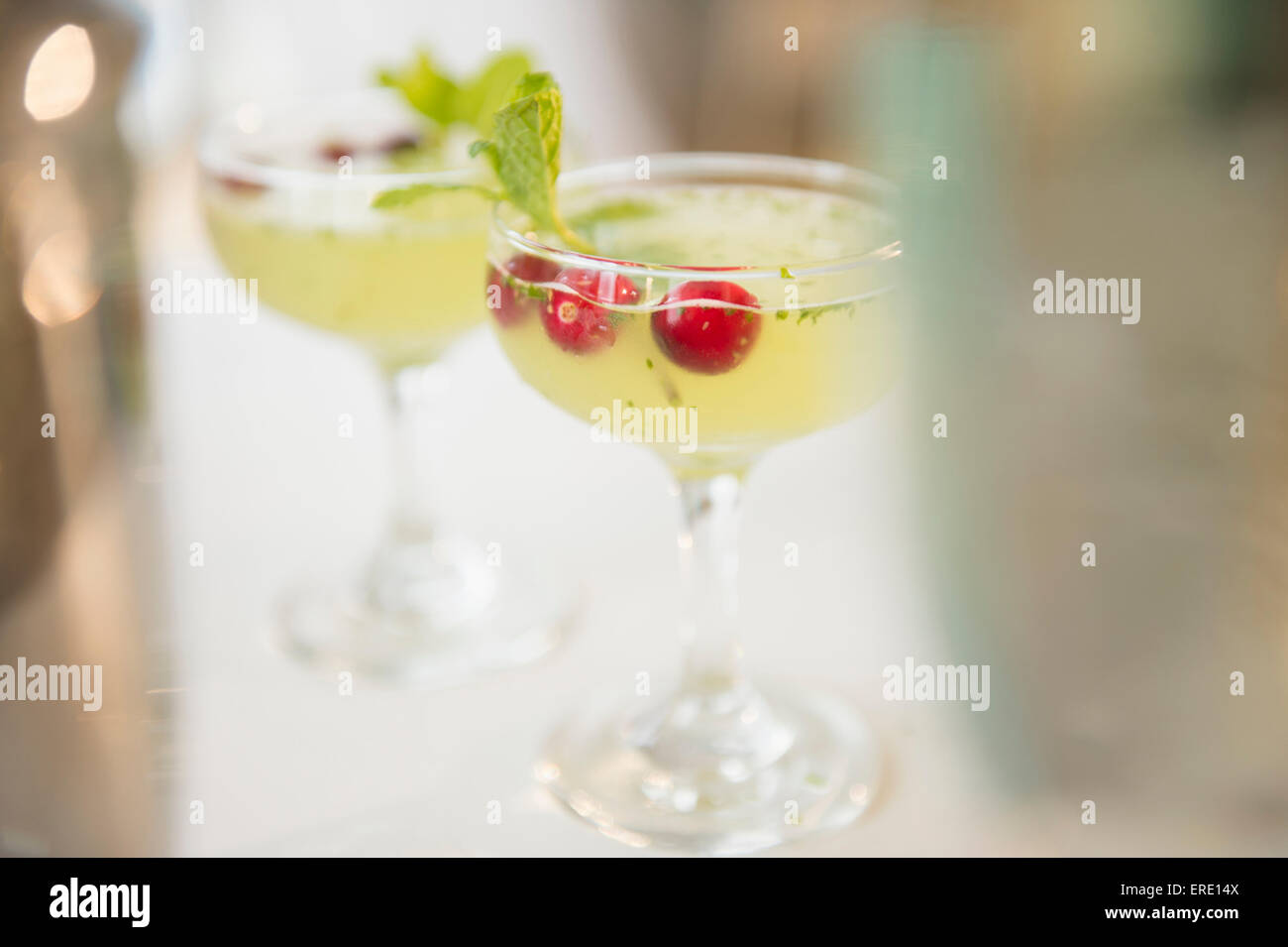 Nahaufnahme von Cocktails mit Garnierung Stockfoto