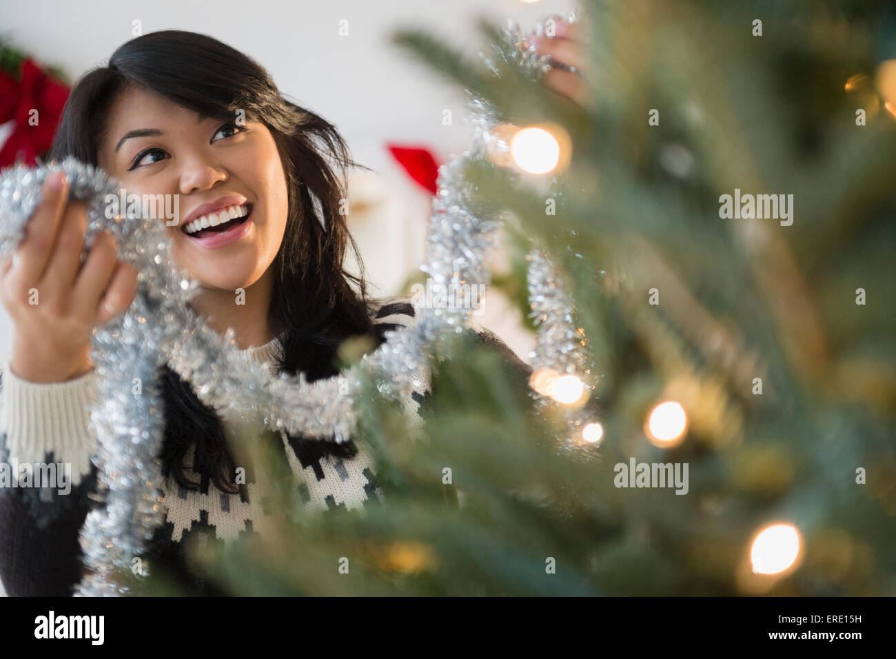 Pacific Islander Frau schmücken Weihnachtsbaum Stockfoto