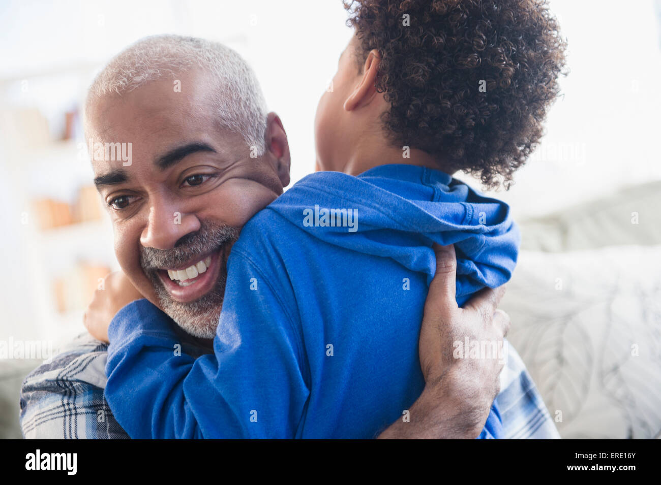 Nahaufnahme von Mischlinge Großvater und Enkel umarmt Stockfoto