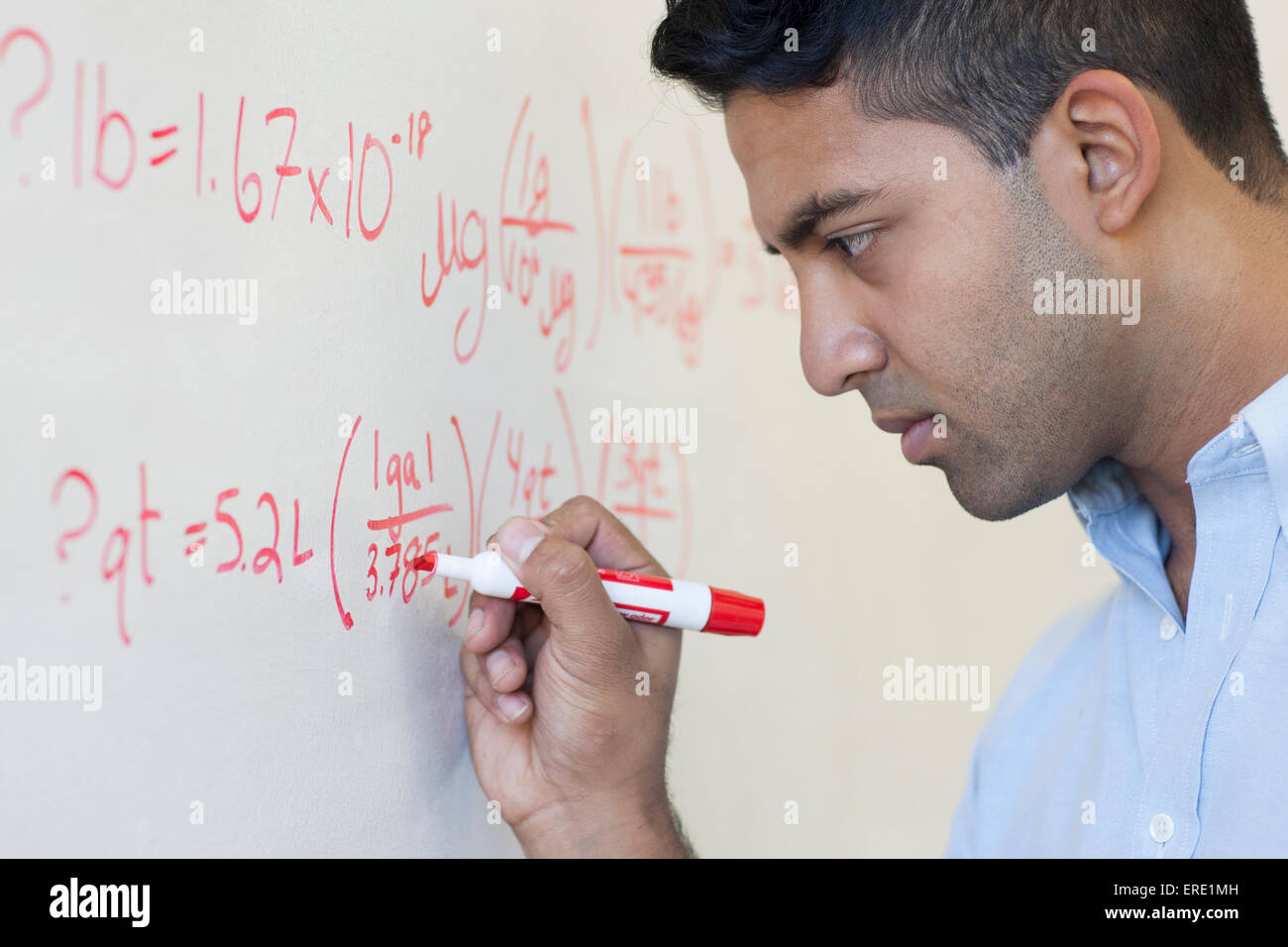 Asiatische Geschäftsmann Formel auf Whiteboard schreiben Stockfoto
