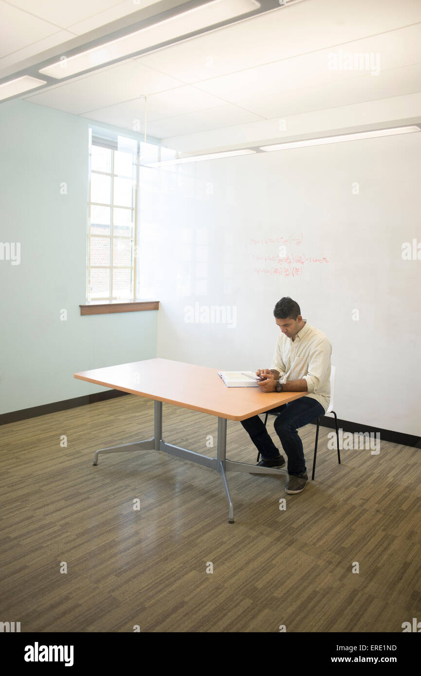 Asiatische Geschäftsmann in leeren Büro arbeiten Stockfoto