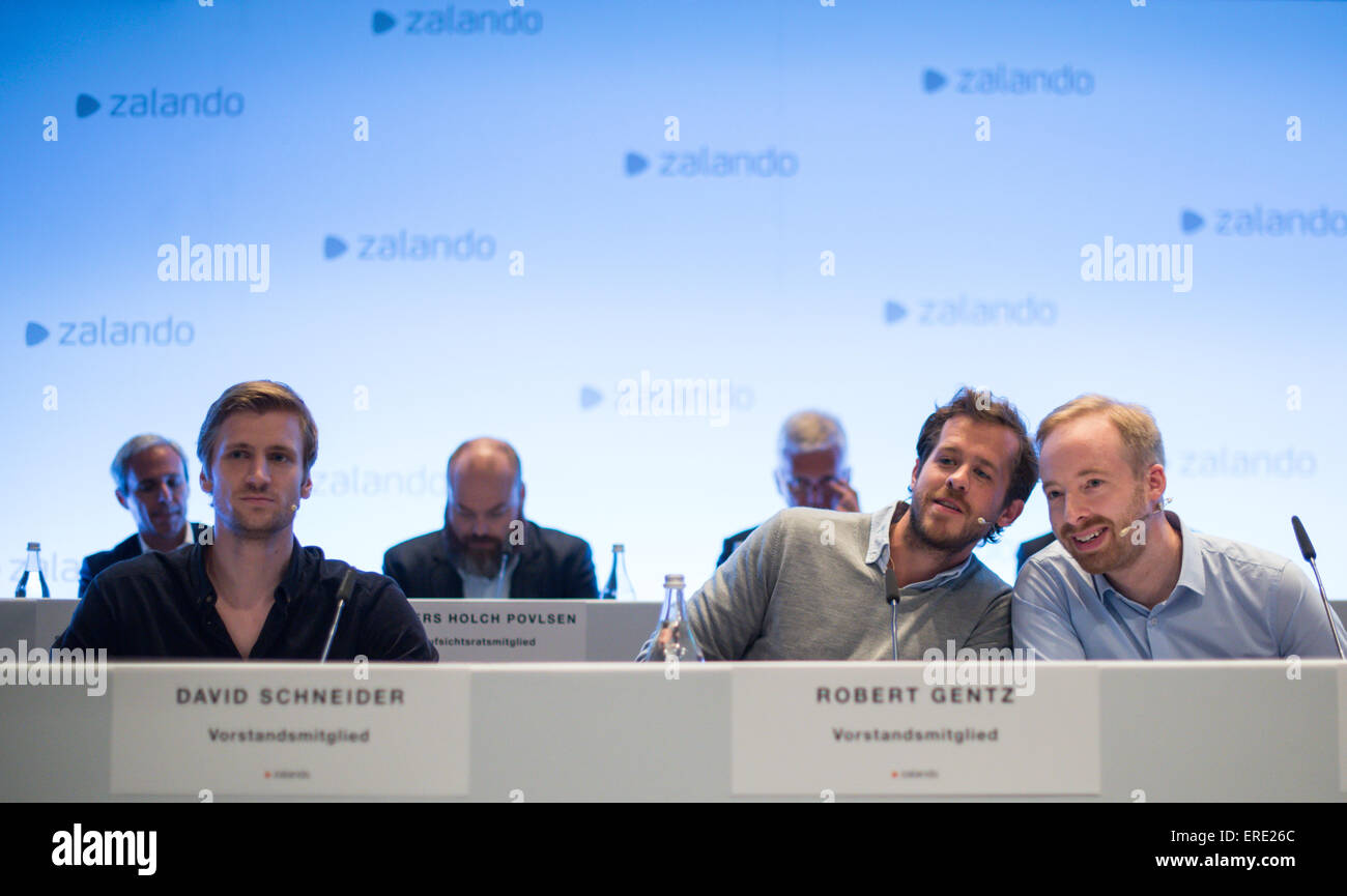 Der Gründer und Vorsitzende von Zalando SE, David Schneider (L-R), Robert Gentz und Rubin Ritter sitzen an der Zalando SE Hauptversammlung in Berlin, Deutschland, 2. Juni 2015. Zalando ist einer der größten Anbieter im europäischen e-Commerce-Handel nach nur wenigen Jahren geworden. Nur als 8.000 Mitarbeiter für den Online-Händler im Jahr 2008 in Berlin gegründet arbeiten. Foto: BERND VON JUTRCZENKA/dpa Stockfoto