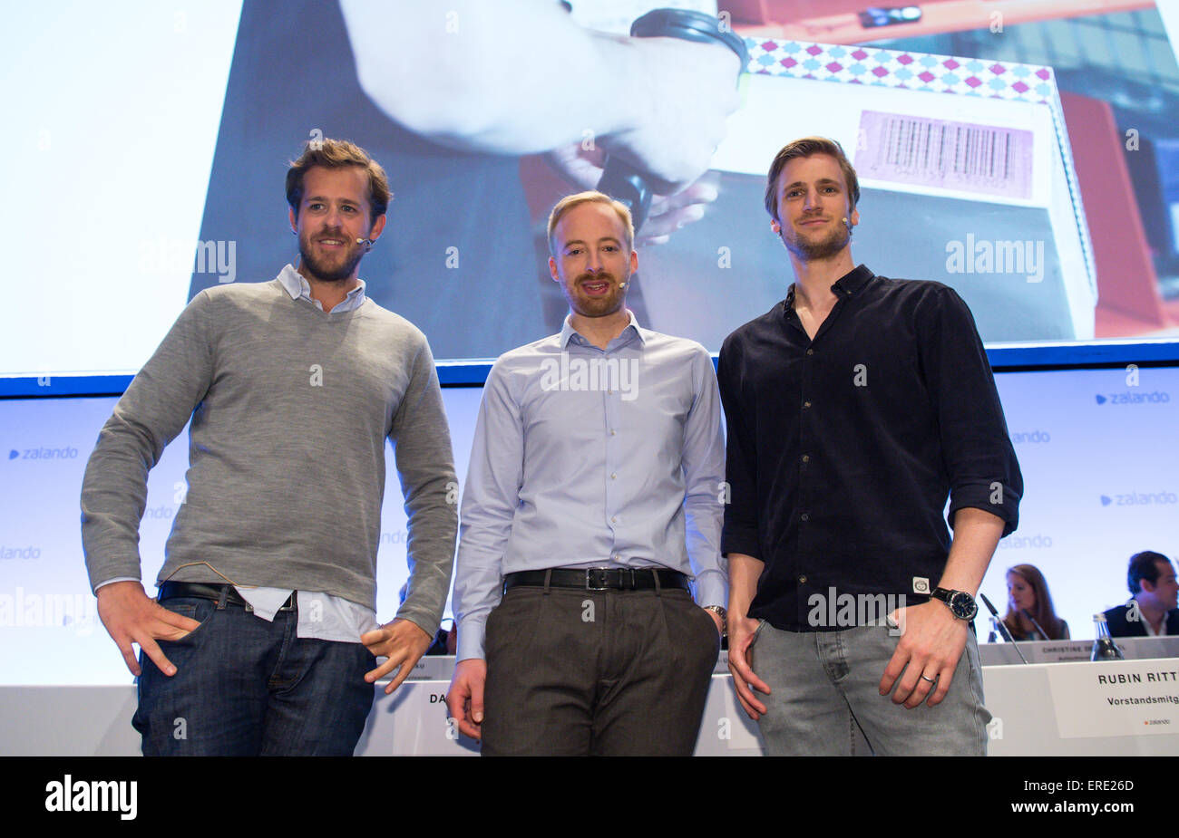 Der Gründer und Vorsitzende von Zalando SE, Robert Gentz (L), David Schneider (R) und Rubin Ritter (C), Stand auf der Bühne zum Jahresbeginn die Zalando SE Hauptversammlung in Berlin, Deutschland, 2. Juni 2015. Zalando ist einer der größten Anbieter im europäischen e-Commerce-Handel nach nur wenigen Jahren geworden. Nur als 8.000 Mitarbeiter für den Online-Händler im Jahr 2008 in Berlin gegründet arbeiten. Foto: BERND VON JUTRCZENKA/dpa Stockfoto