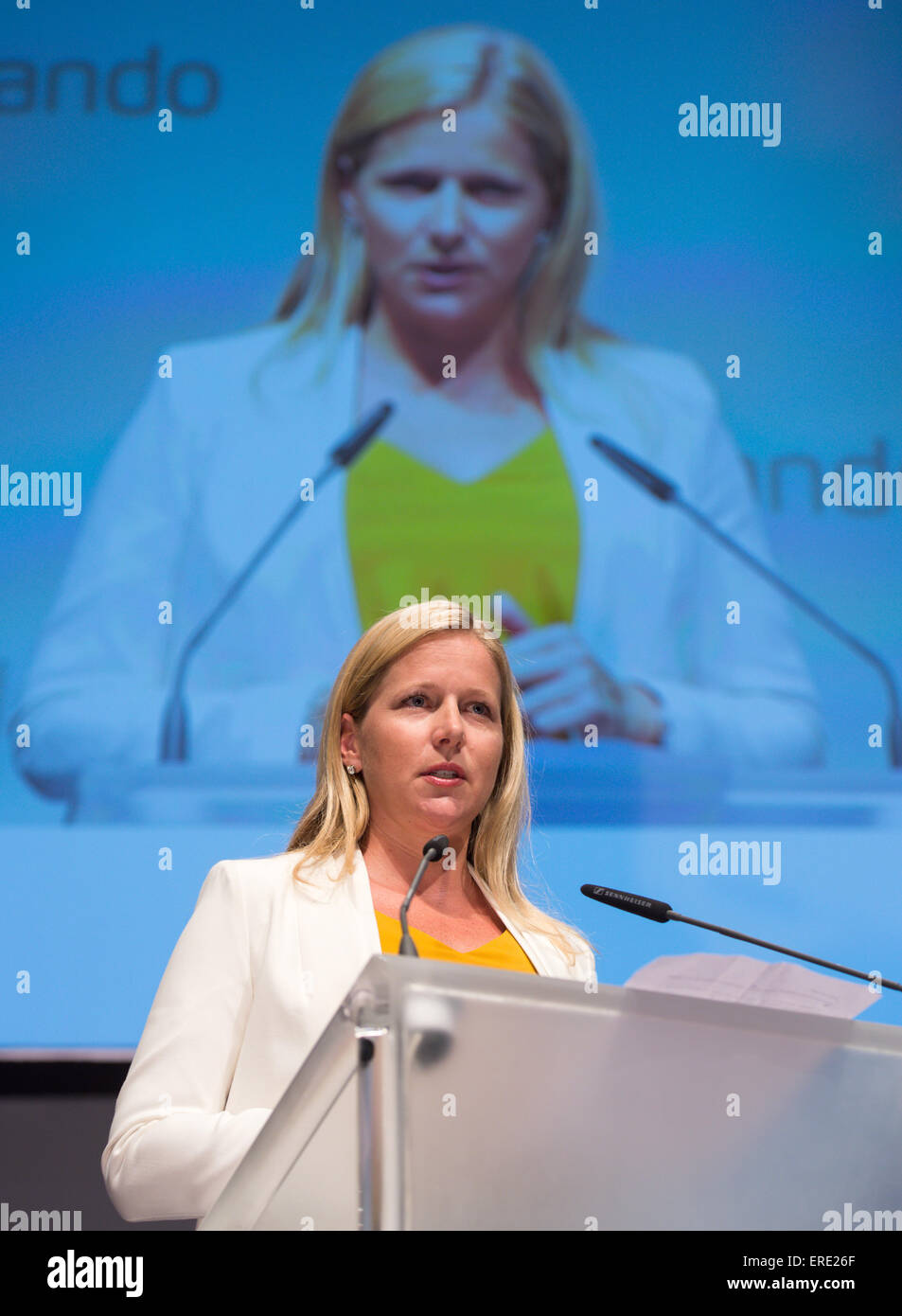 Cristina Stenbeck, Vorsitzender des Vorstands von Zalando SE, spricht auf der Zalando SE Hauptversammlung in Berlin, Deutschland, 2. Juni 2015. Zalando ist einer der größten Anbieter im europäischen e-Commerce-Handel nach nur wenigen Jahren geworden. Nur als 8.000 Mitarbeiter für den Online-Händler im Jahr 2008 in Berlin gegründet arbeiten. Foto: BERND VON JUTRCZENKA/dpa Stockfoto