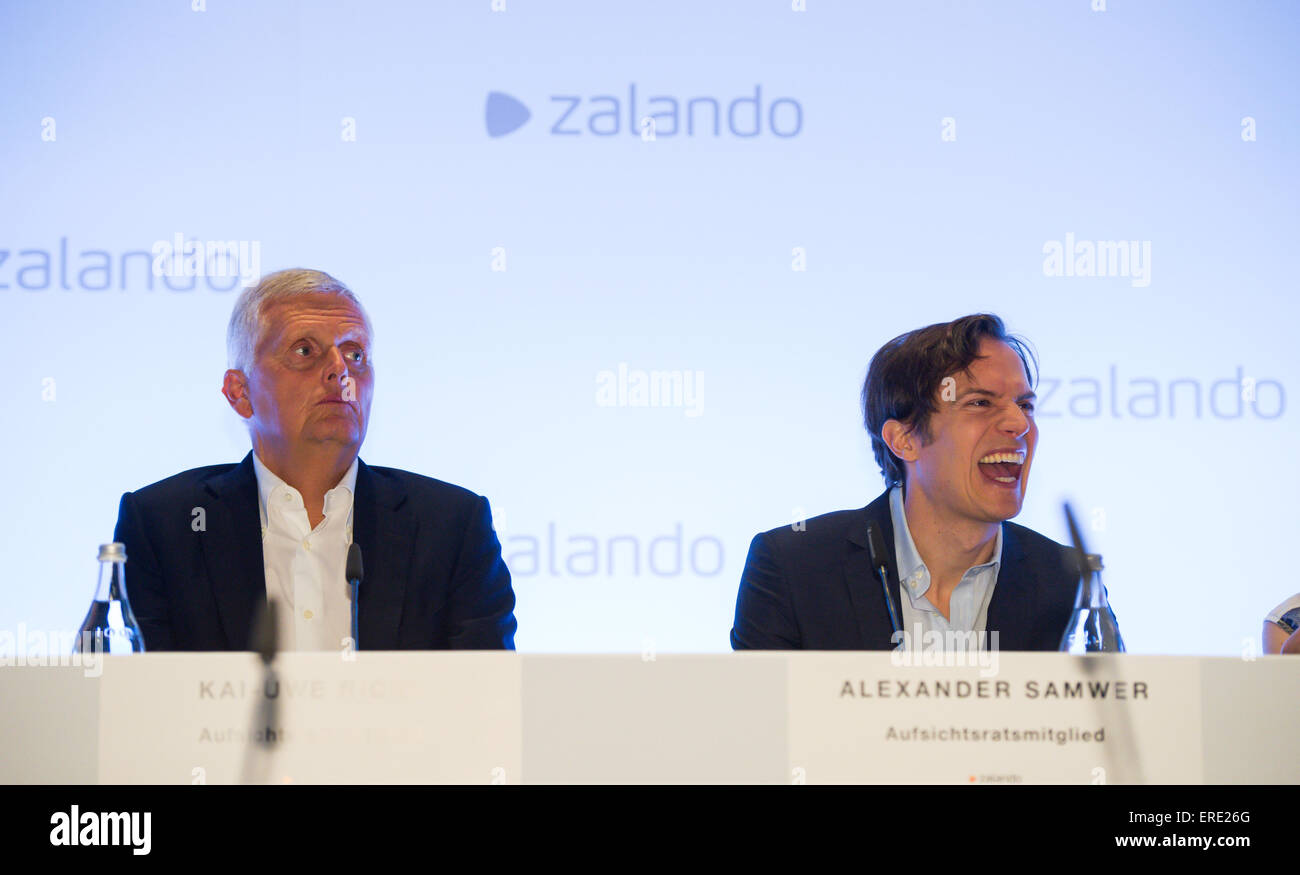 Mitglieder des Supervisory Board von Zalando SE Kai-Uwe Ricke (L) und Alexander Samwer sitzen an der Zalando SE Hauptversammlung in Berlin, Deutschland, 2. Juni 2015. Zalando ist einer der größten Anbieter im europäischen e-Commerce-Handel nach nur wenigen Jahren geworden. Nur als 8.000 Mitarbeiter für den Online-Händler im Jahr 2008 in Berlin gegründet arbeiten. Foto: BERND VON JUTRCZENKA/dpa Stockfoto