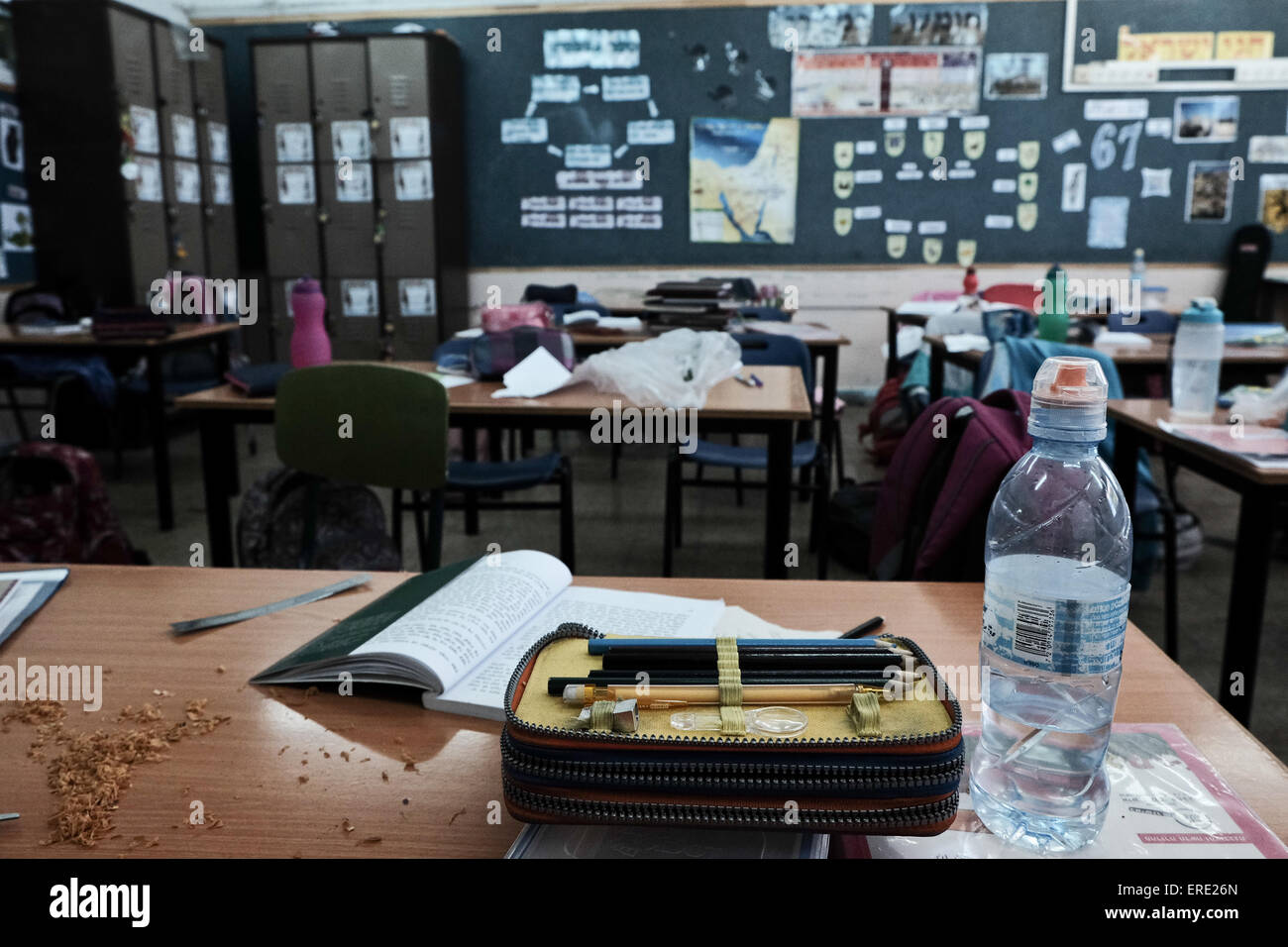 Jerusalem, Israel. 2. Juni 2015. Persönliche Gegenstände sind im leeren Klassenzimmer als Schüler der Grundschule Evelina De Rothchild, unterirdische Schutzräume evakuieren eine bundesweite Sirene im Rahmen des Befehls Heimatfront einwöchigen "Wendepunkt 15" Übung, erlischt Bohren Zivilist. Bildnachweis: Nir Alon/Alamy Live-Nachrichten Stockfoto