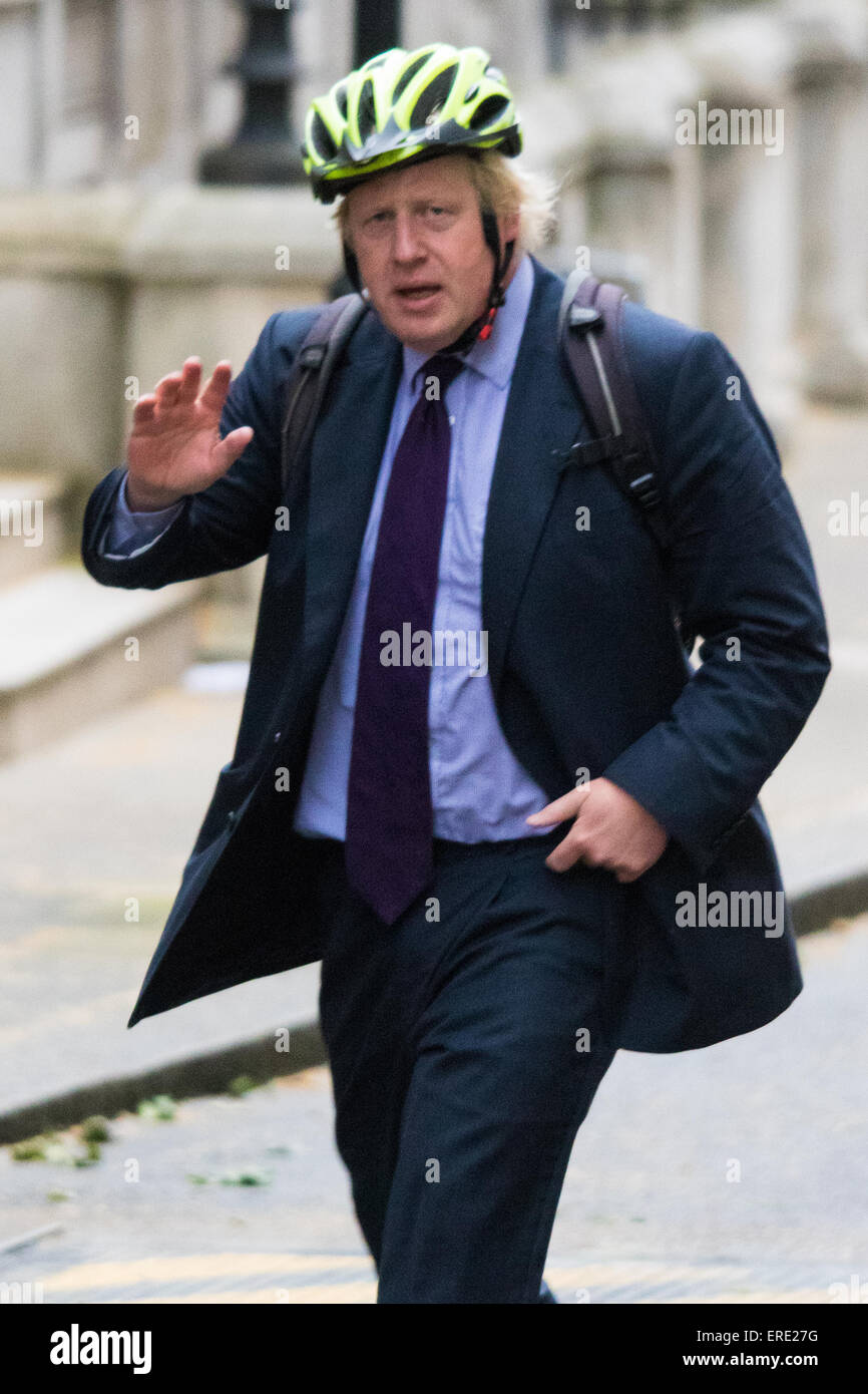 London, UK. 2. Juni 2015. Boris Johnson kommt in 10 Downing Street, der wöchentlichen Kabinettssitzung zu besuchen. Bildnachweis: Paul Davey/Alamy Live-Nachrichten Stockfoto