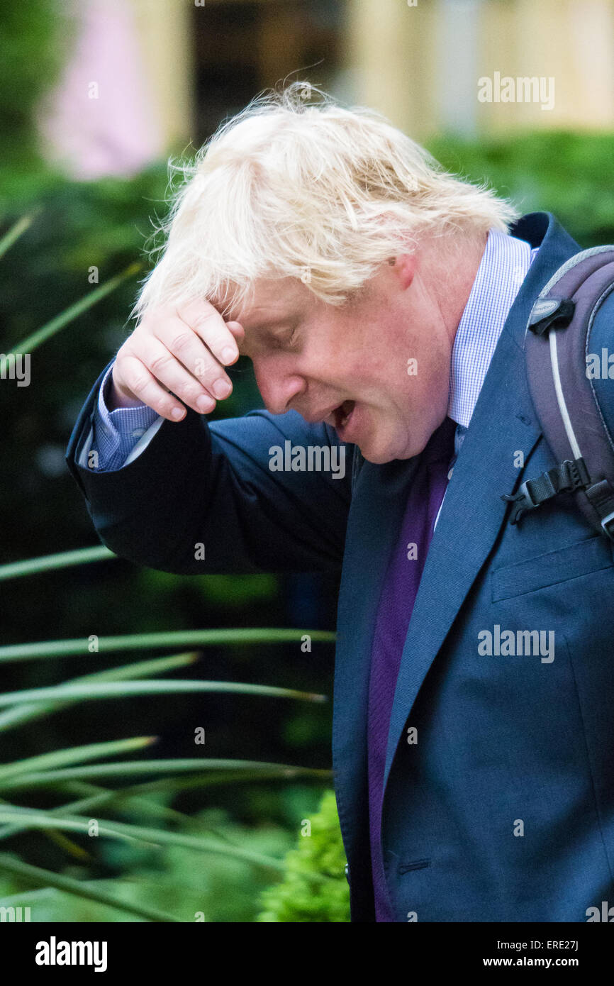 London, UK. 2. Juni 2015. Boris Johnson kommt in 10 Downing Street, der wöchentlichen Kabinettssitzung zu besuchen. Bildnachweis: Paul Davey/Alamy Live-Nachrichten Stockfoto