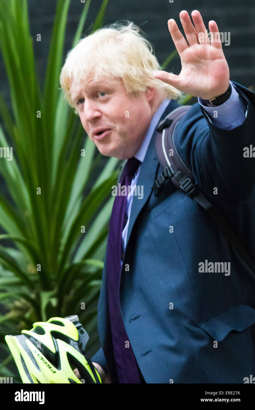 London, UK. 2. Juni 2015. Boris Johnson kommt in 10 Downing Street, der wöchentlichen Kabinettssitzung zu besuchen. Bildnachweis: Paul Davey/Alamy Live-Nachrichten Stockfoto